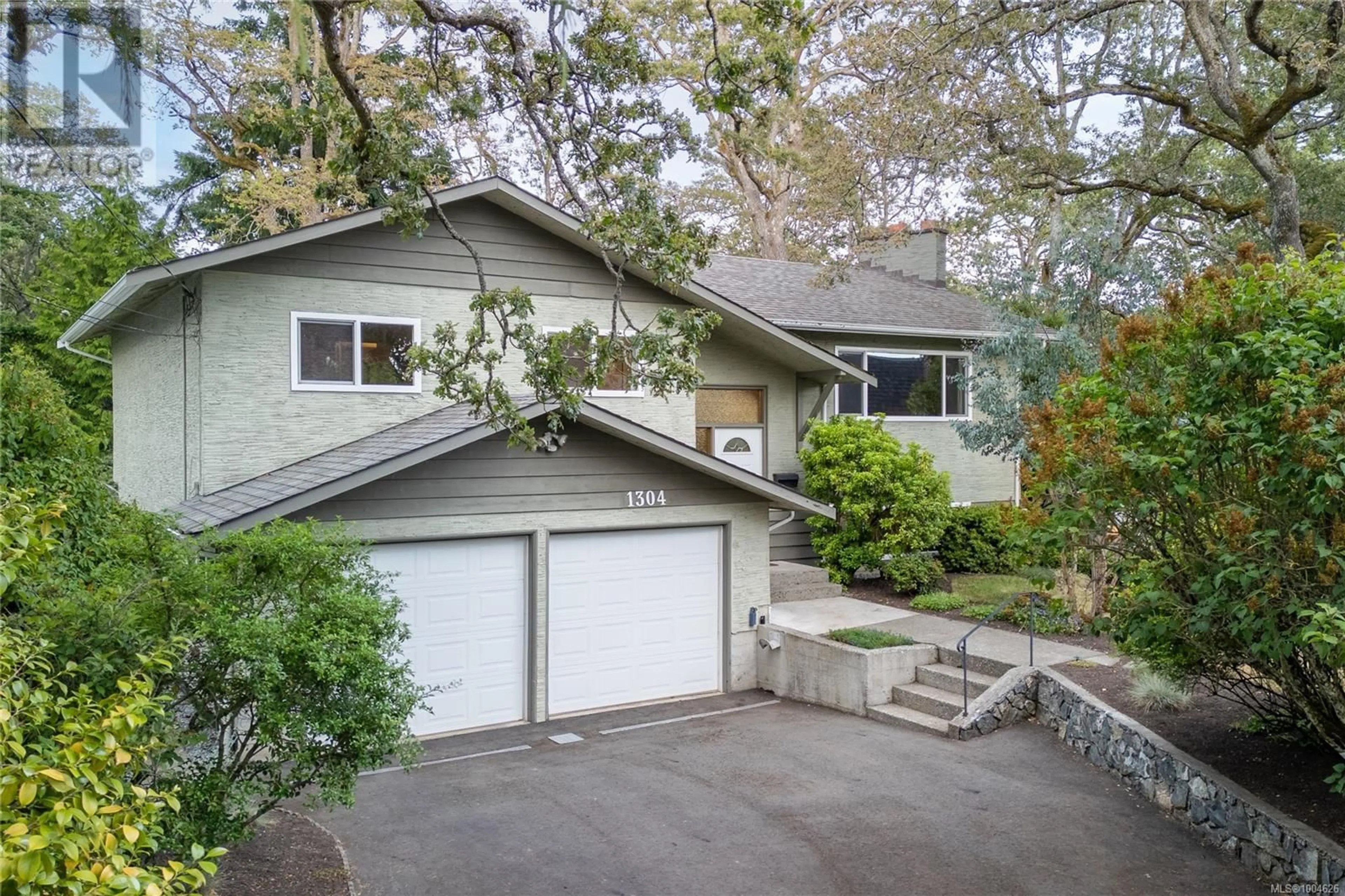 Home with vinyl exterior material, street for 1304 PALMER CLOSE, Saanich British Columbia V8P5K6