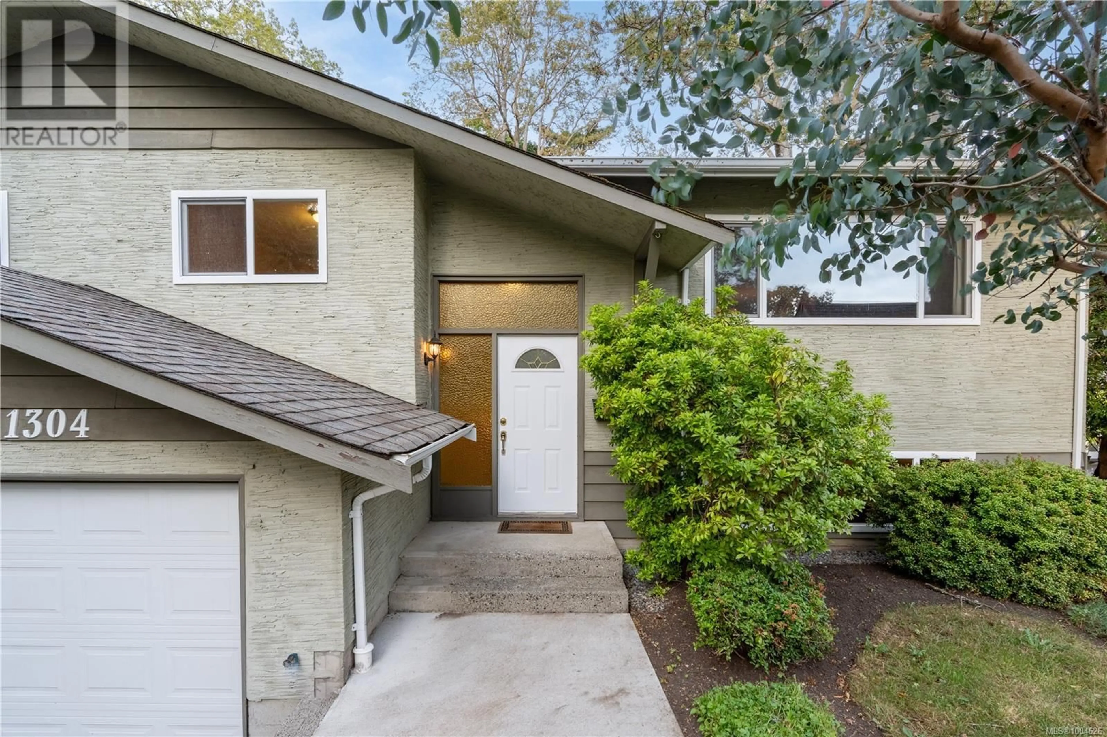 Home with vinyl exterior material, street for 1304 PALMER CLOSE, Saanich British Columbia V8P5K6