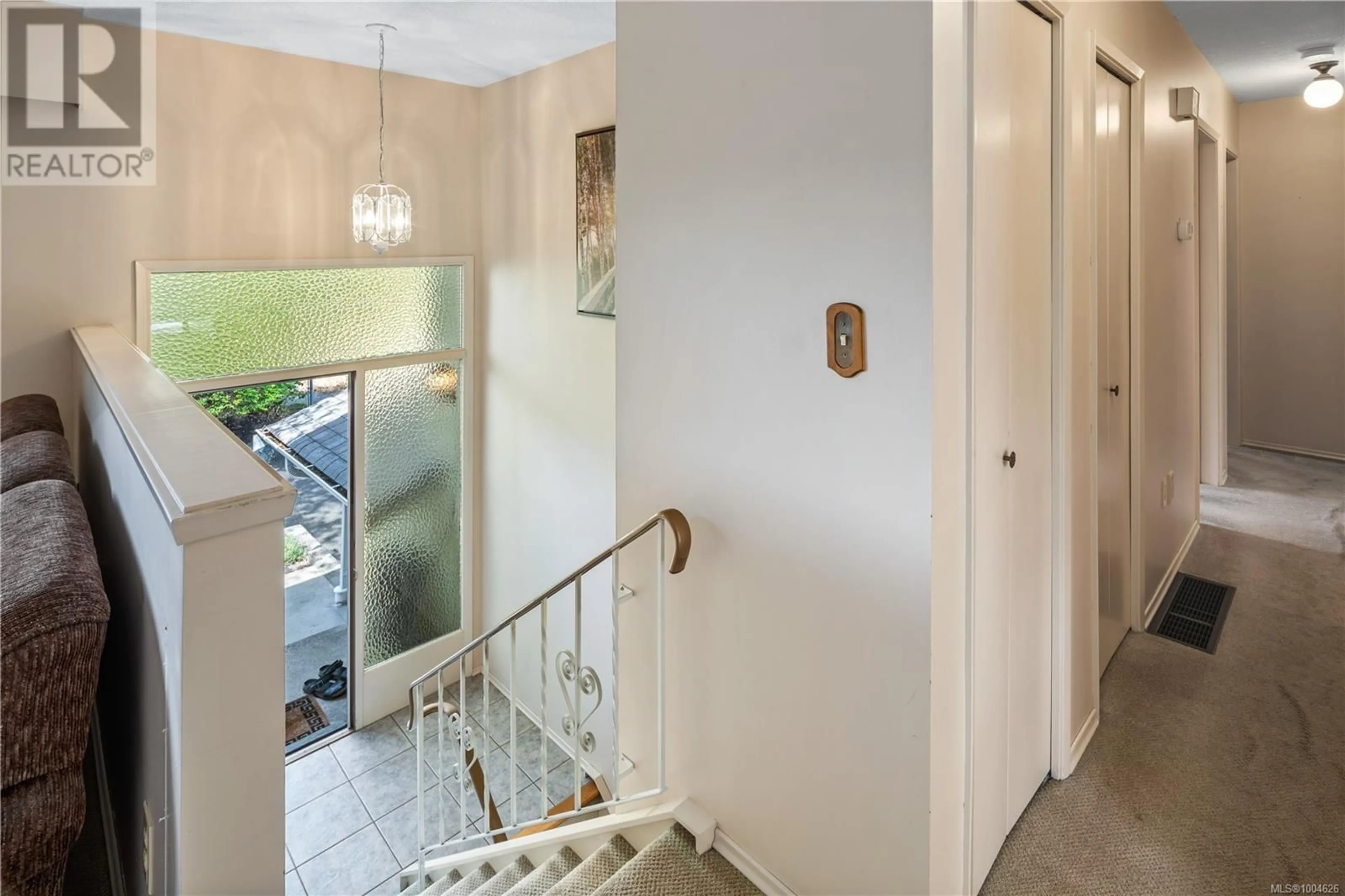 Indoor foyer for 1304 PALMER CLOSE, Saanich British Columbia V8P5K6