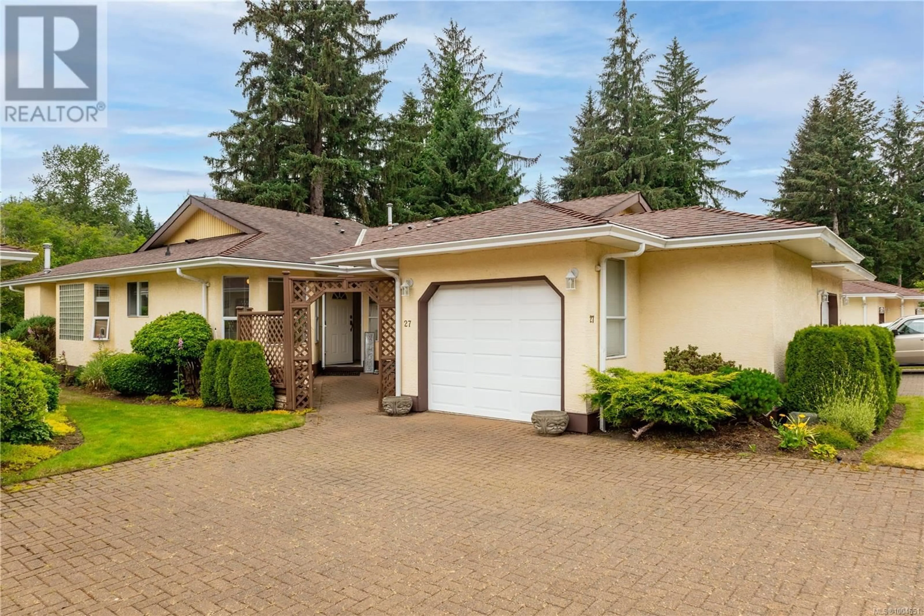 Home with vinyl exterior material, street for 27 - 605 ROCKLAND ROAD, Campbell River British Columbia V9W7X1