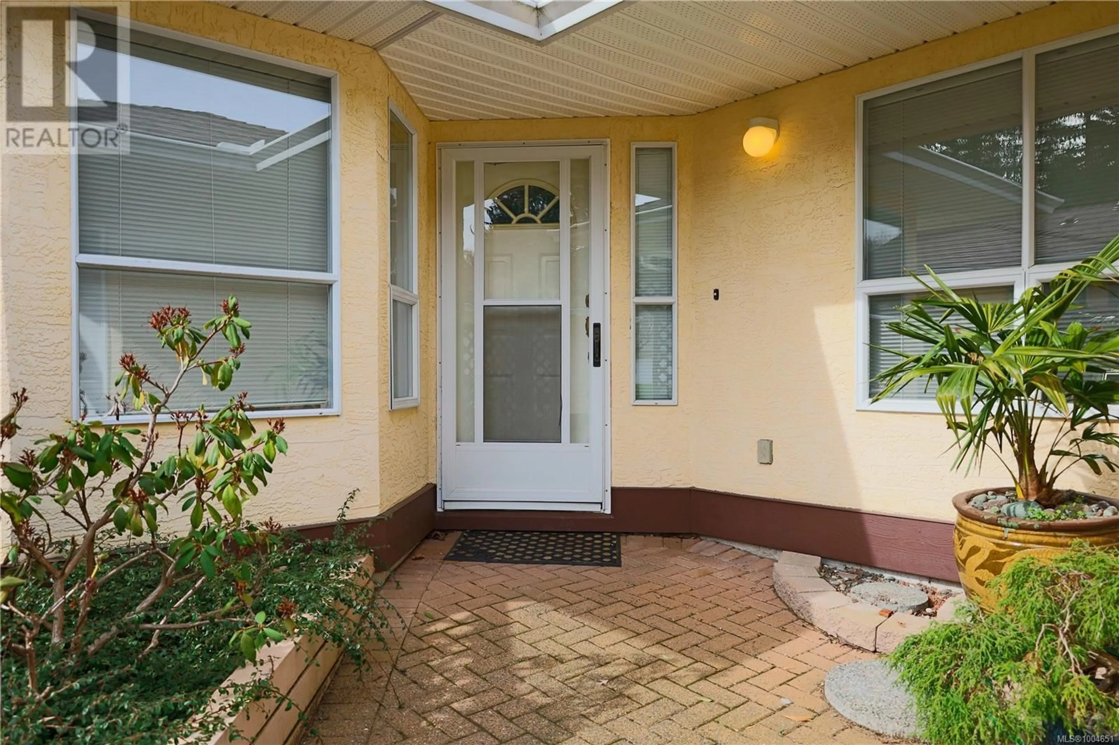 Indoor entryway for 27 - 605 ROCKLAND ROAD, Campbell River British Columbia V9W7X1