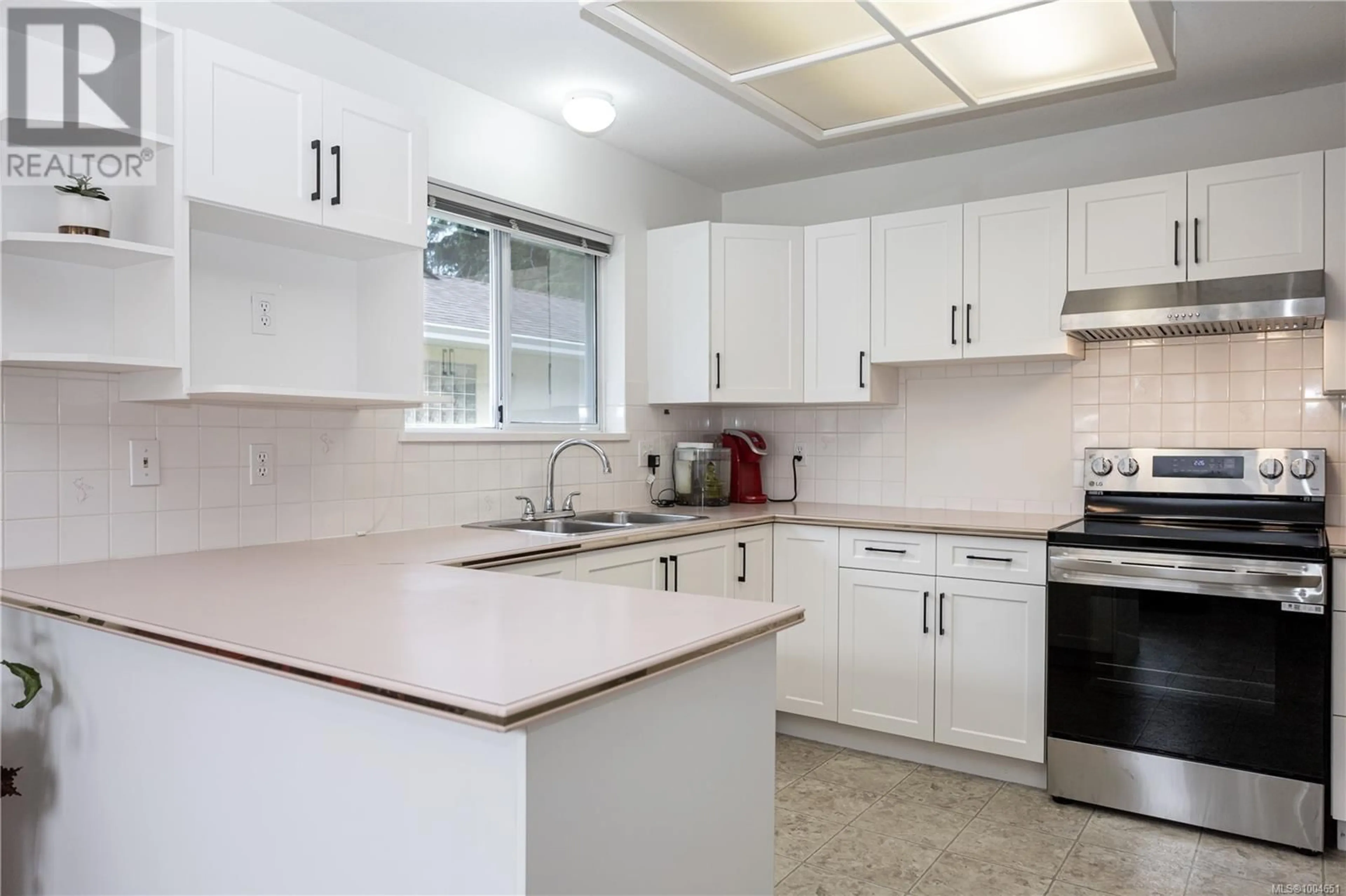 Standard kitchen, ceramic/tile floor for 27 - 605 ROCKLAND ROAD, Campbell River British Columbia V9W7X1