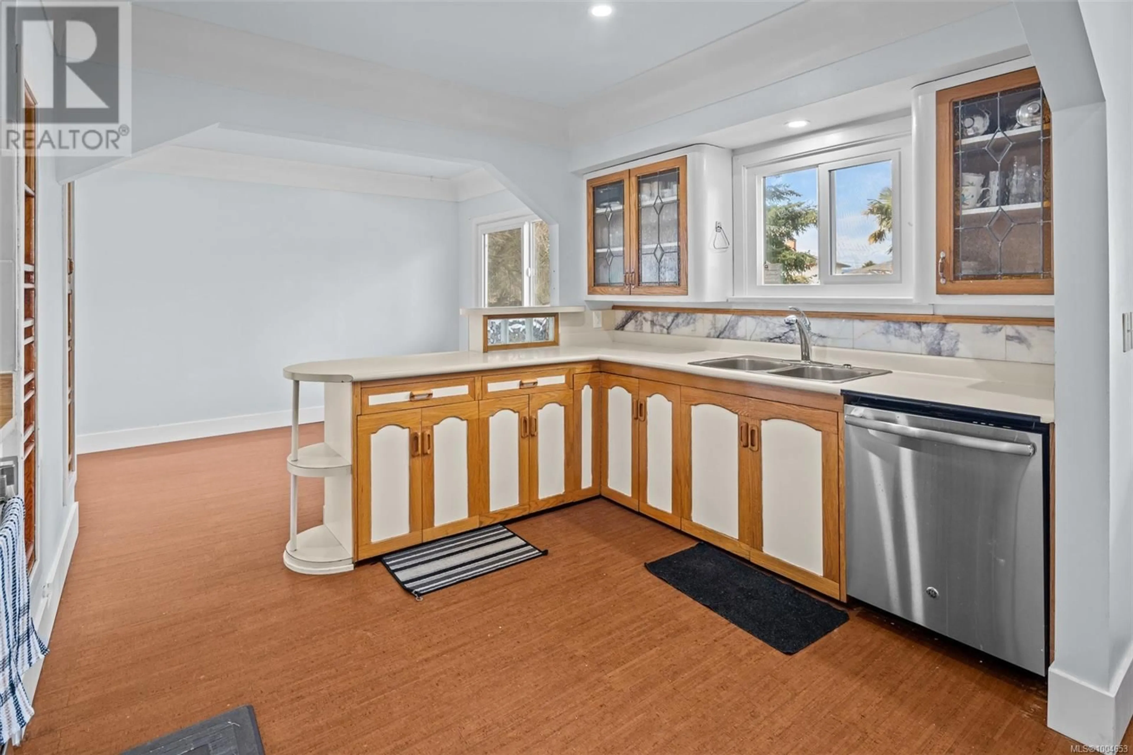 Standard kitchen, ceramic/tile floor for 3240 HARRIET ROAD, Saanich British Columbia V8Z3S2