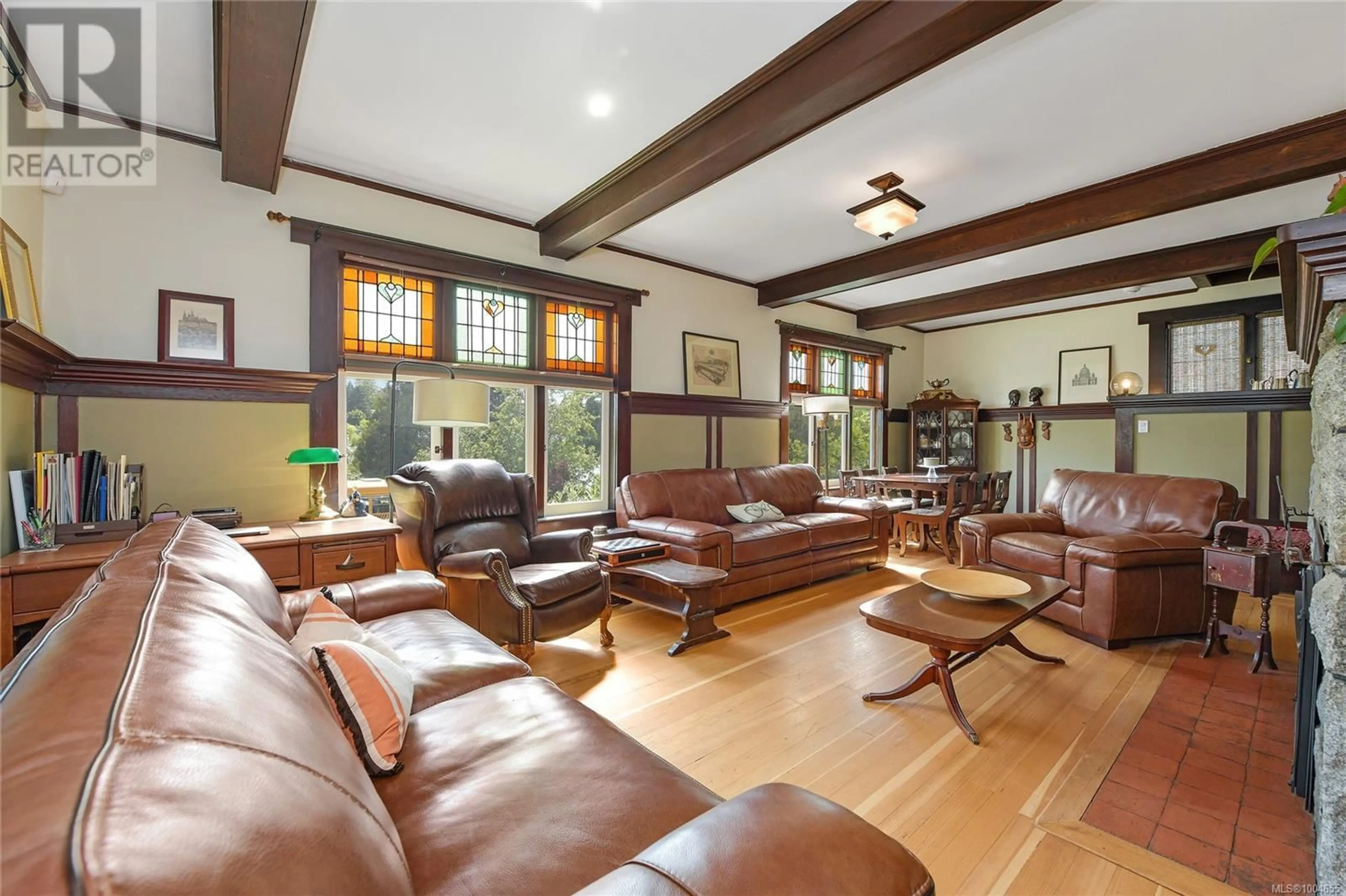 Living room with furniture, unknown for 566 GORGE ROAD WEST, Saanich British Columbia V9A1N4