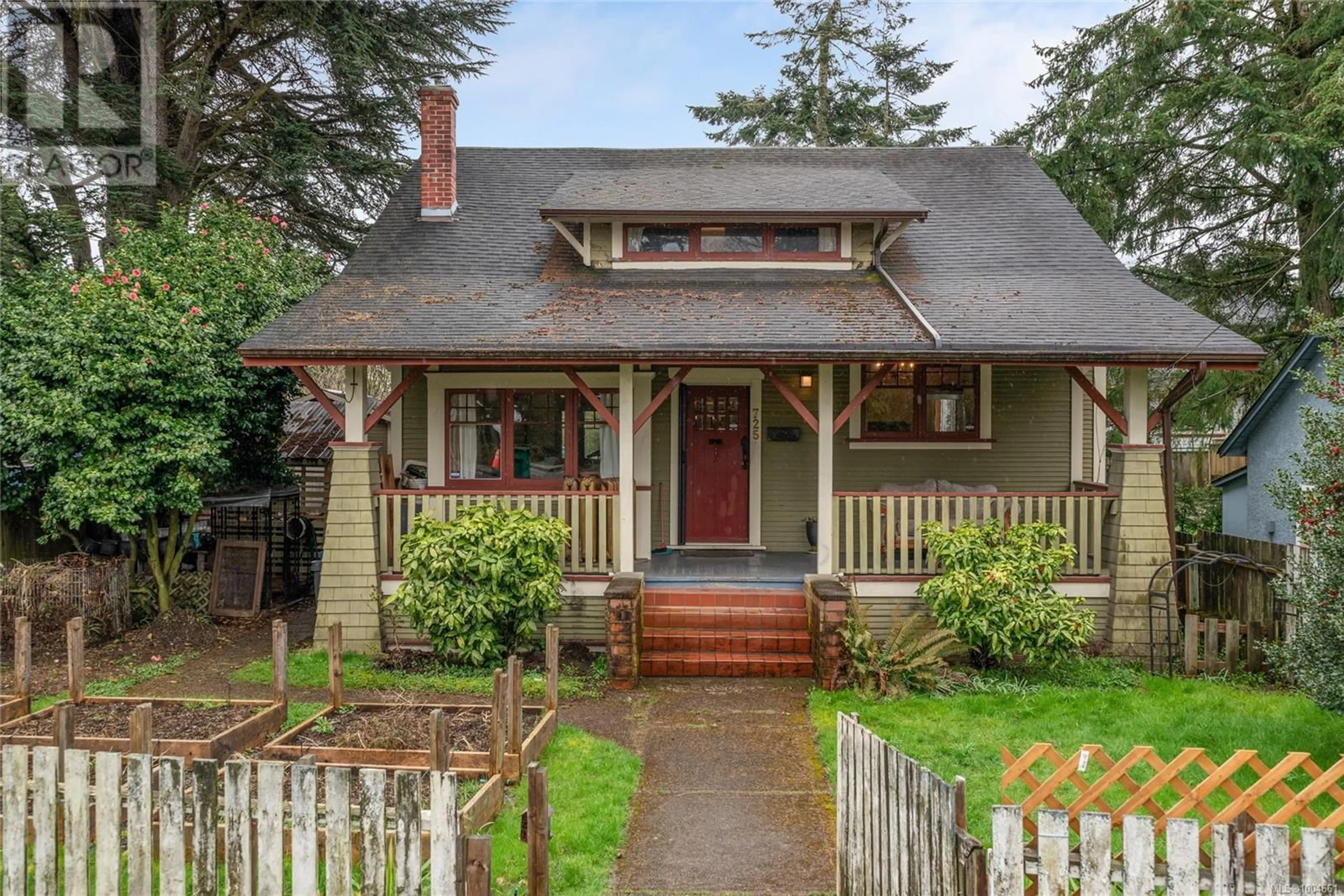 Home with vinyl exterior material, street for 725 COMOX ROAD, Nanaimo British Columbia V9R3J5