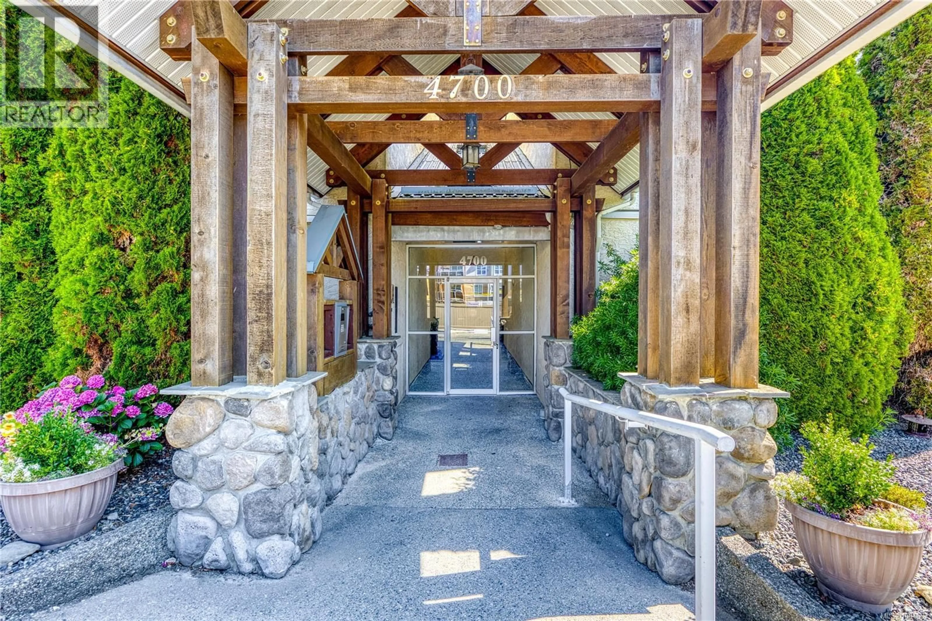 Indoor foyer for 302 - 4700 UPLANDS DRIVE, Nanaimo British Columbia V9T5V1