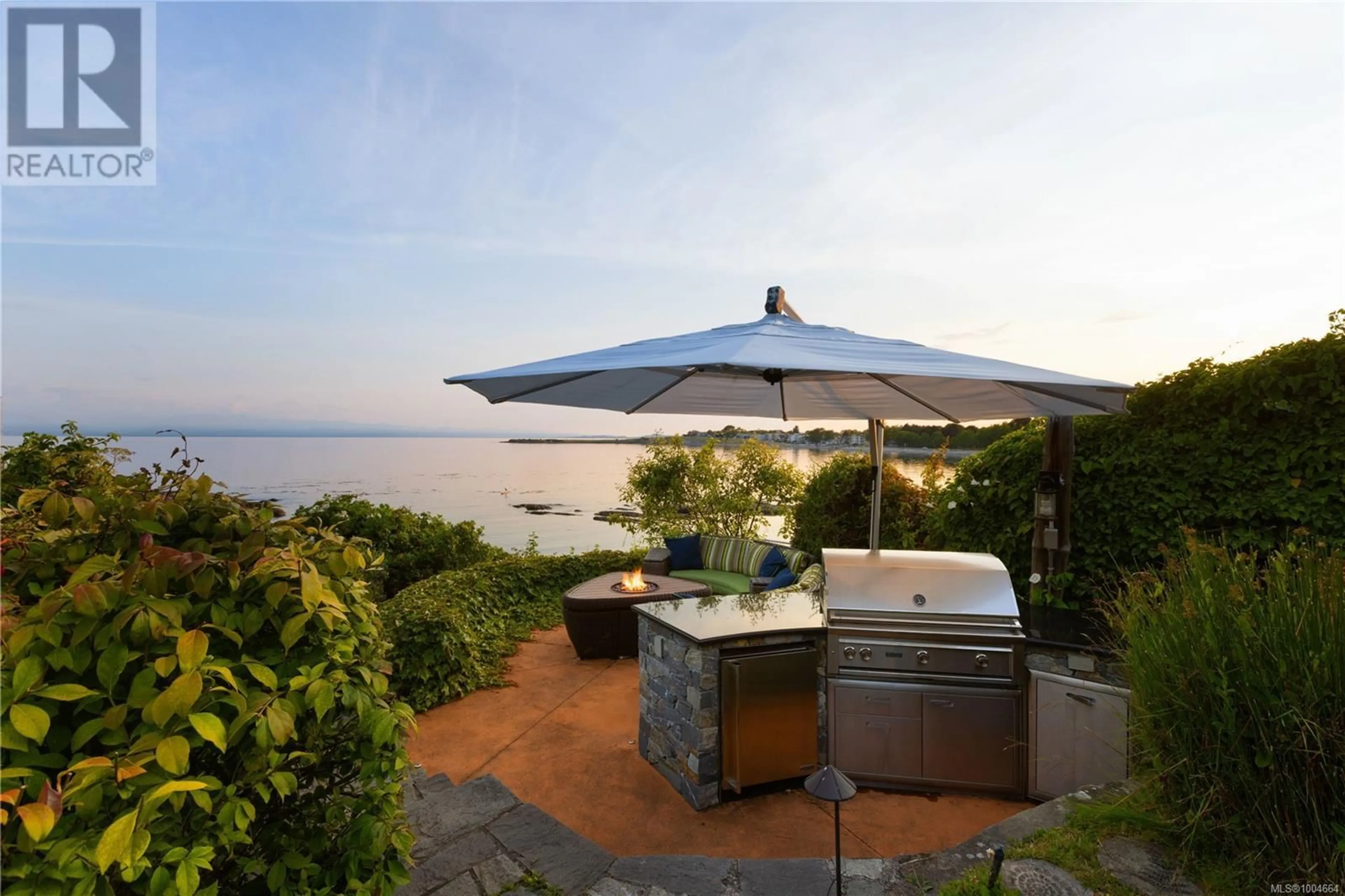Patio, water/lake/river/ocean view for 1611 HOLLYWOOD CRESCENT, Victoria British Columbia V8S1H8