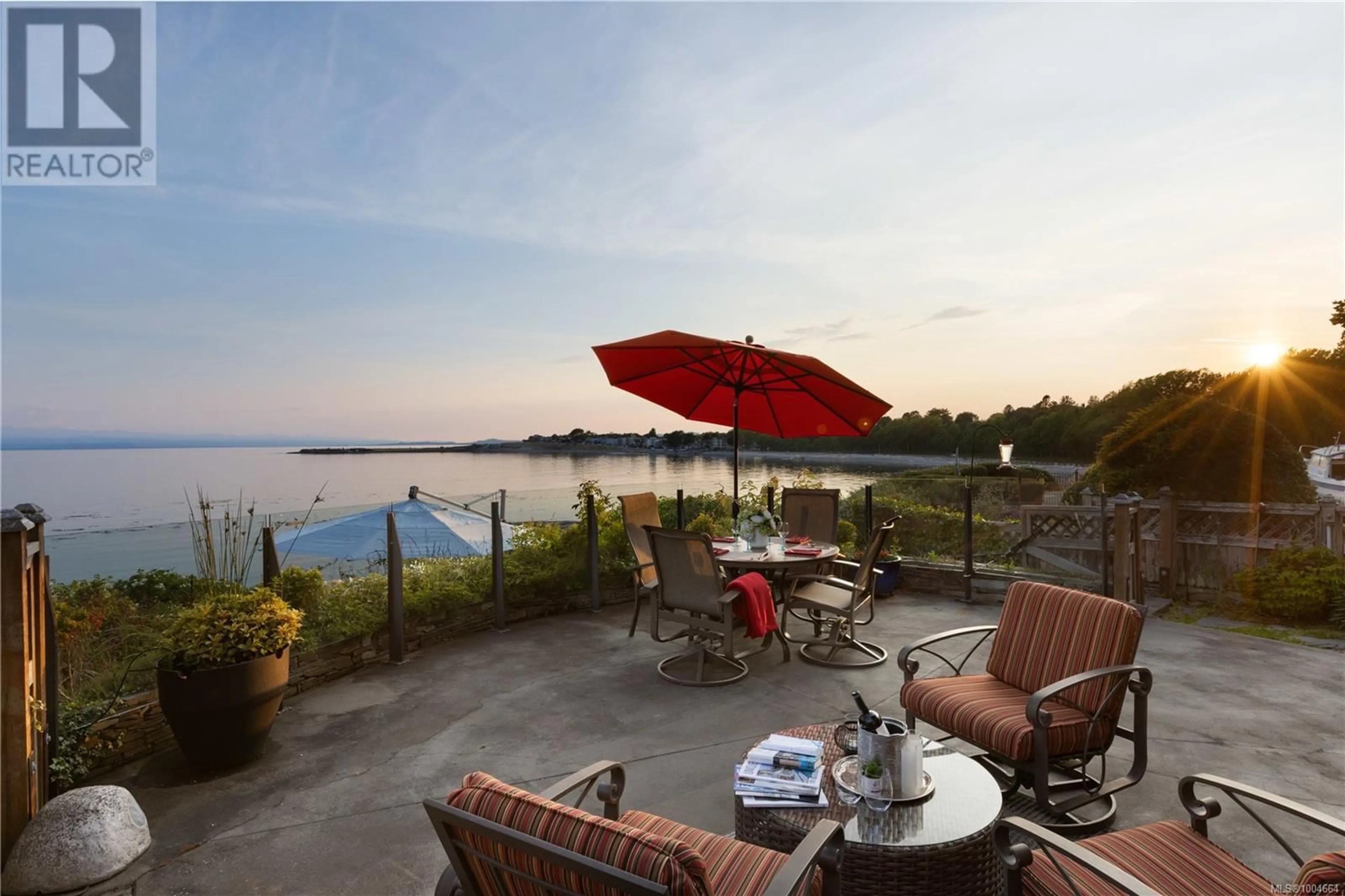 Patio, water/lake/river/ocean view for 1611 HOLLYWOOD CRESCENT, Victoria British Columbia V8S1H8