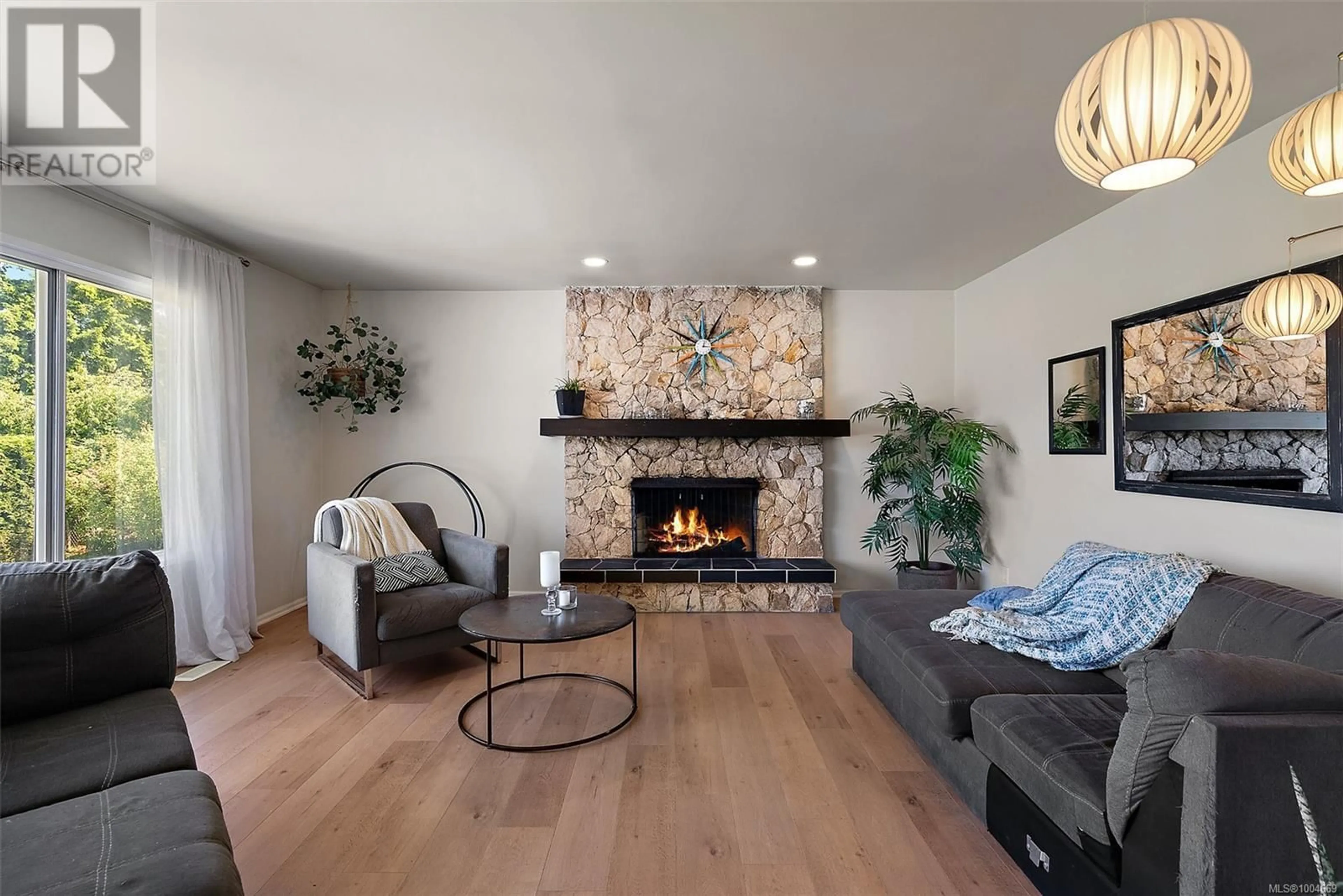 Living room with furniture, unknown for 1483 TOLMIE PLACE, Victoria British Columbia V8P5J3