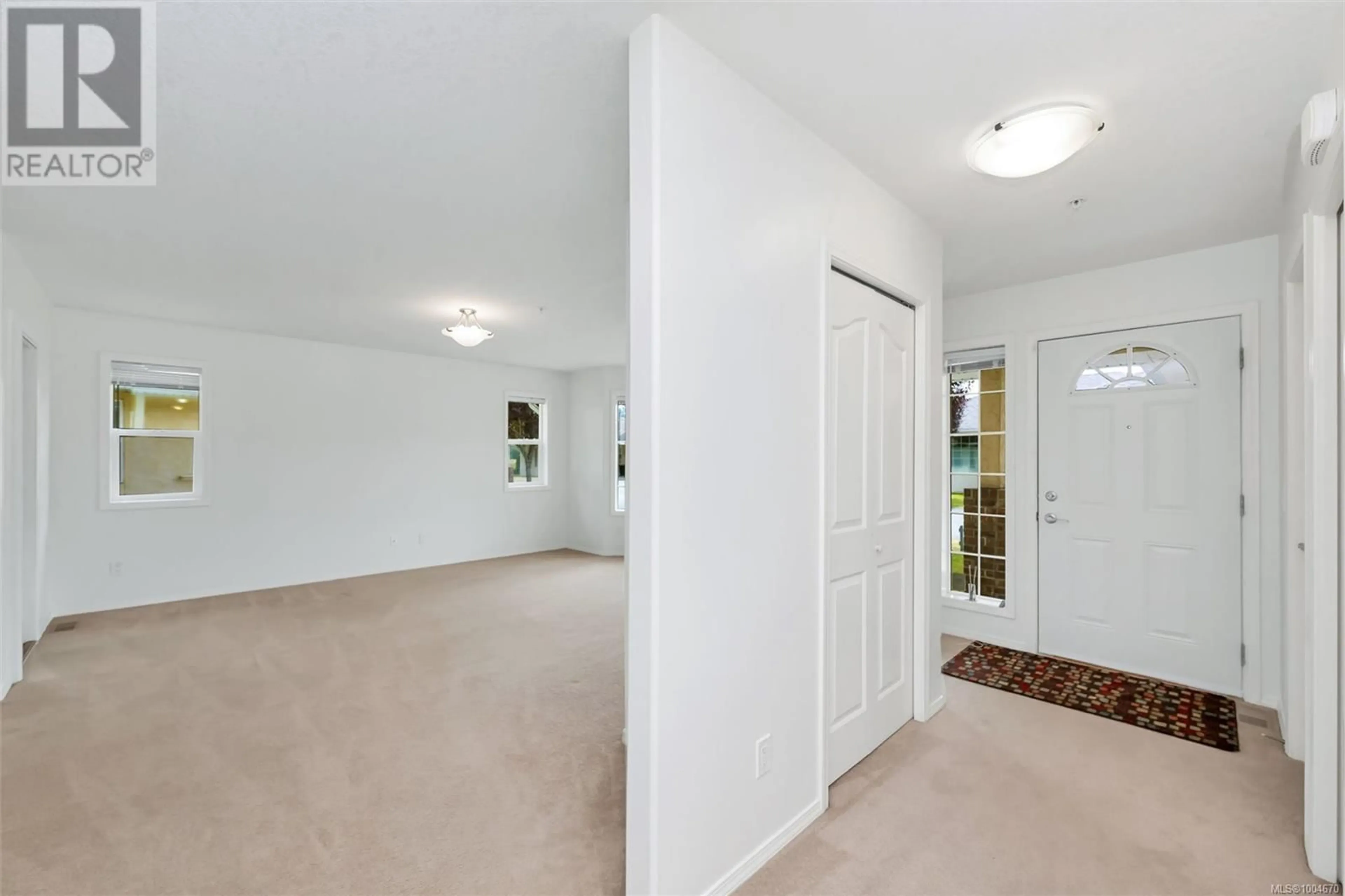 Indoor foyer for 18 - 1015 TRUNK ROAD, Duncan British Columbia V9L2S2