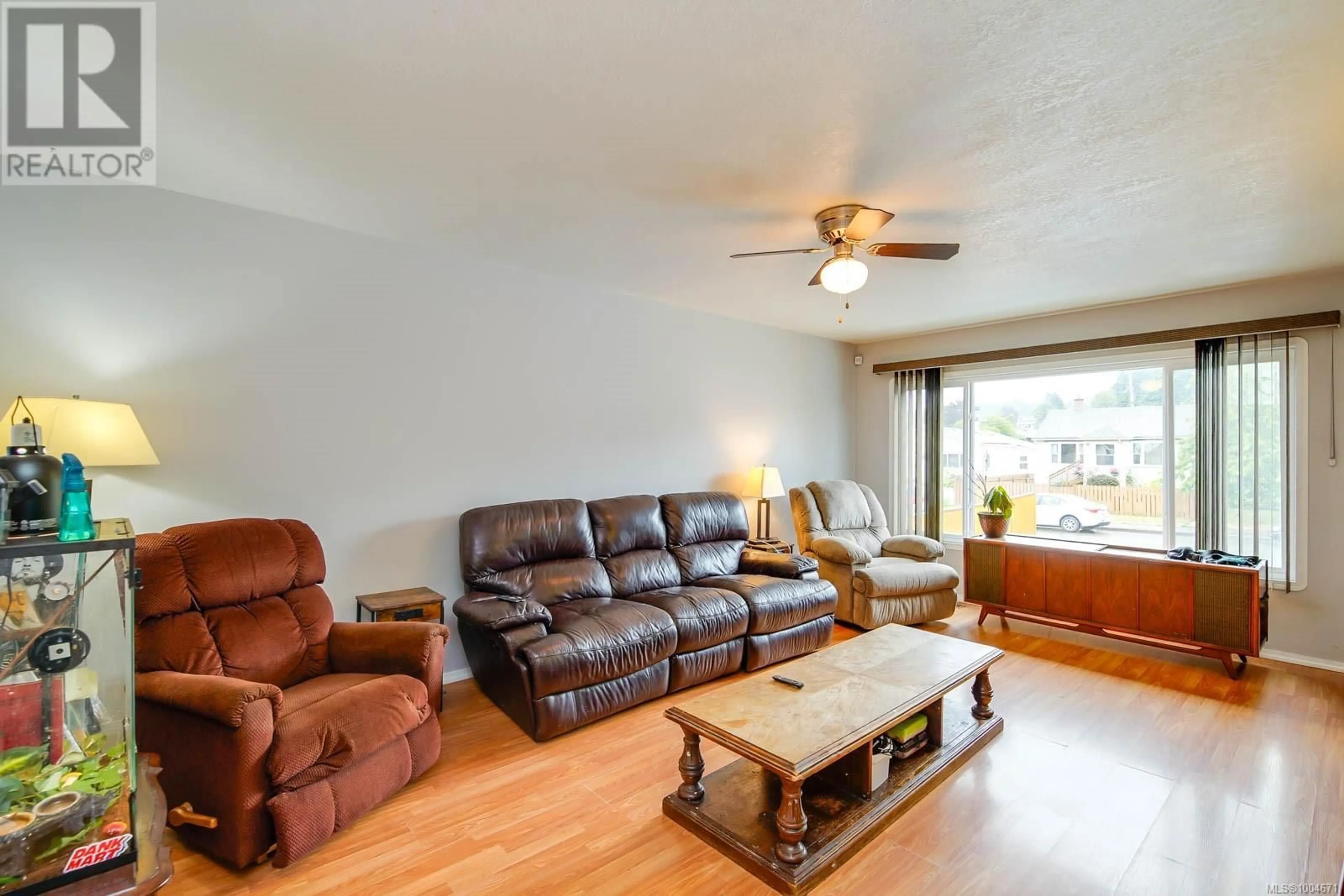 Living room with furniture, wood/laminate floor for 3638 14TH AVENUE, Port Alberni British Columbia V9Y5B7