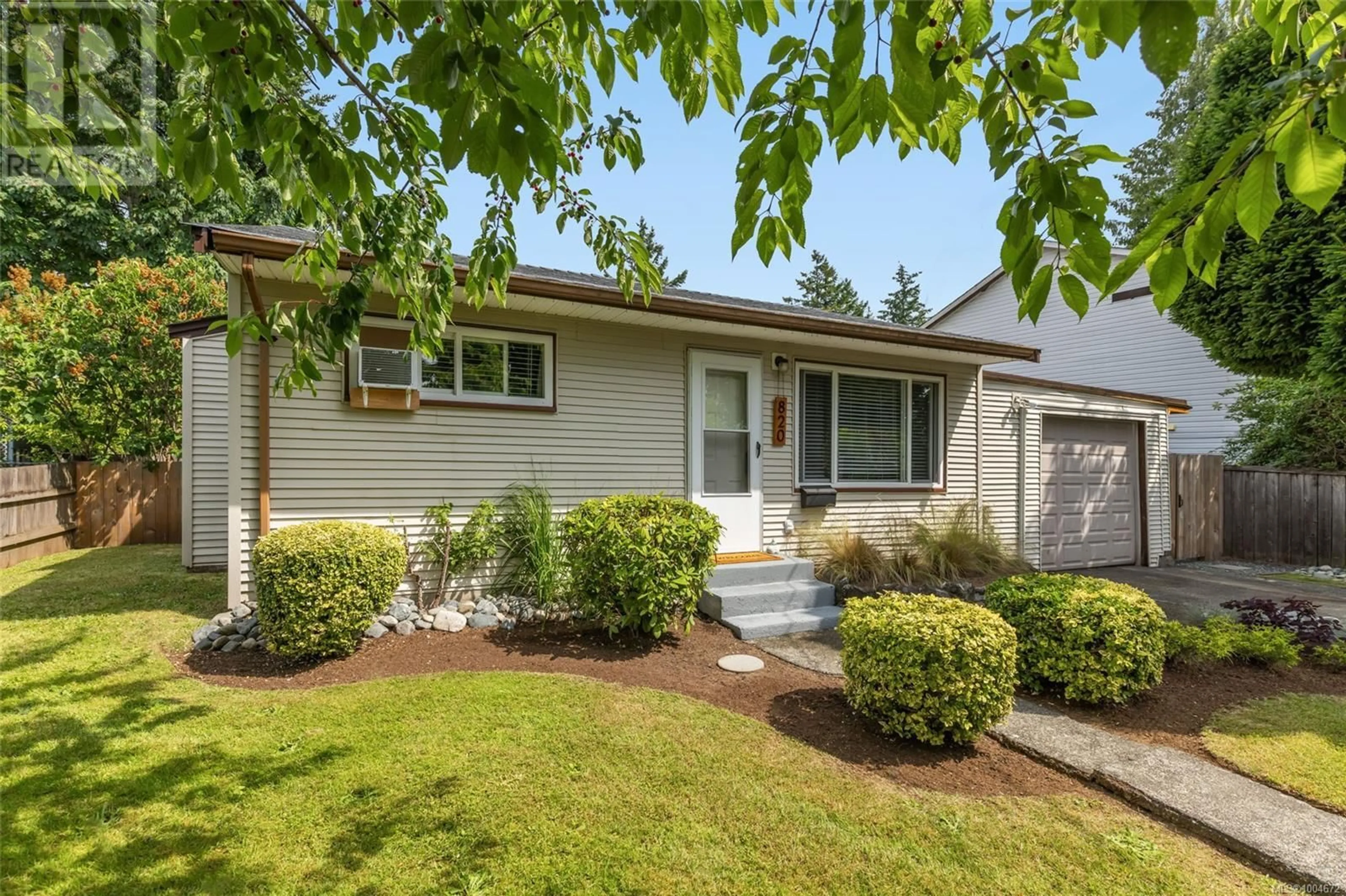 Home with vinyl exterior material, street for 820 CADOGAN STREET, Nanaimo British Columbia V9S1V1
