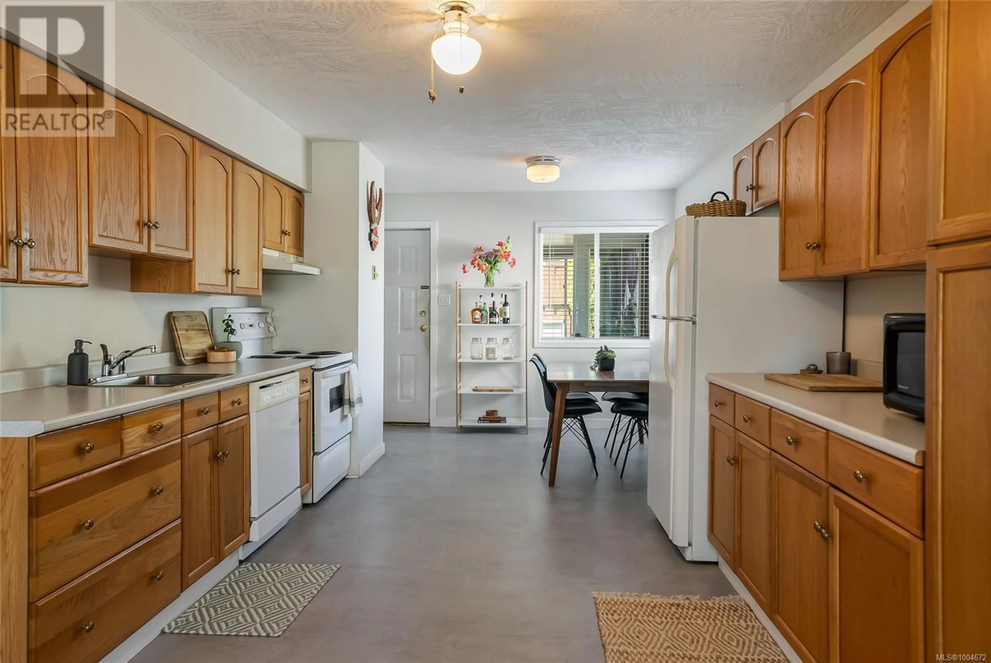 Standard kitchen, ceramic/tile floor for 820 CADOGAN STREET, Nanaimo British Columbia V9S1V1