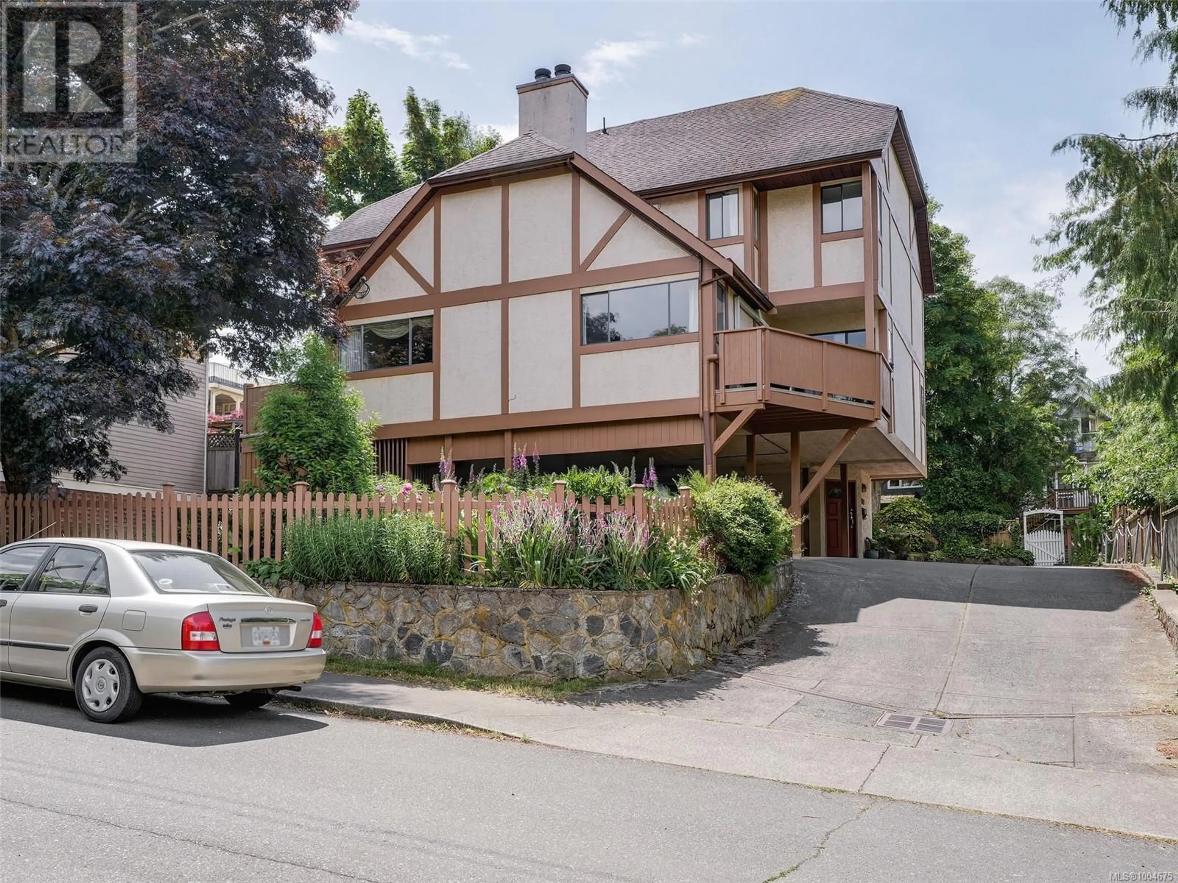 Unknown for 1335 RUDLIN STREET, Victoria British Columbia V8V3R9