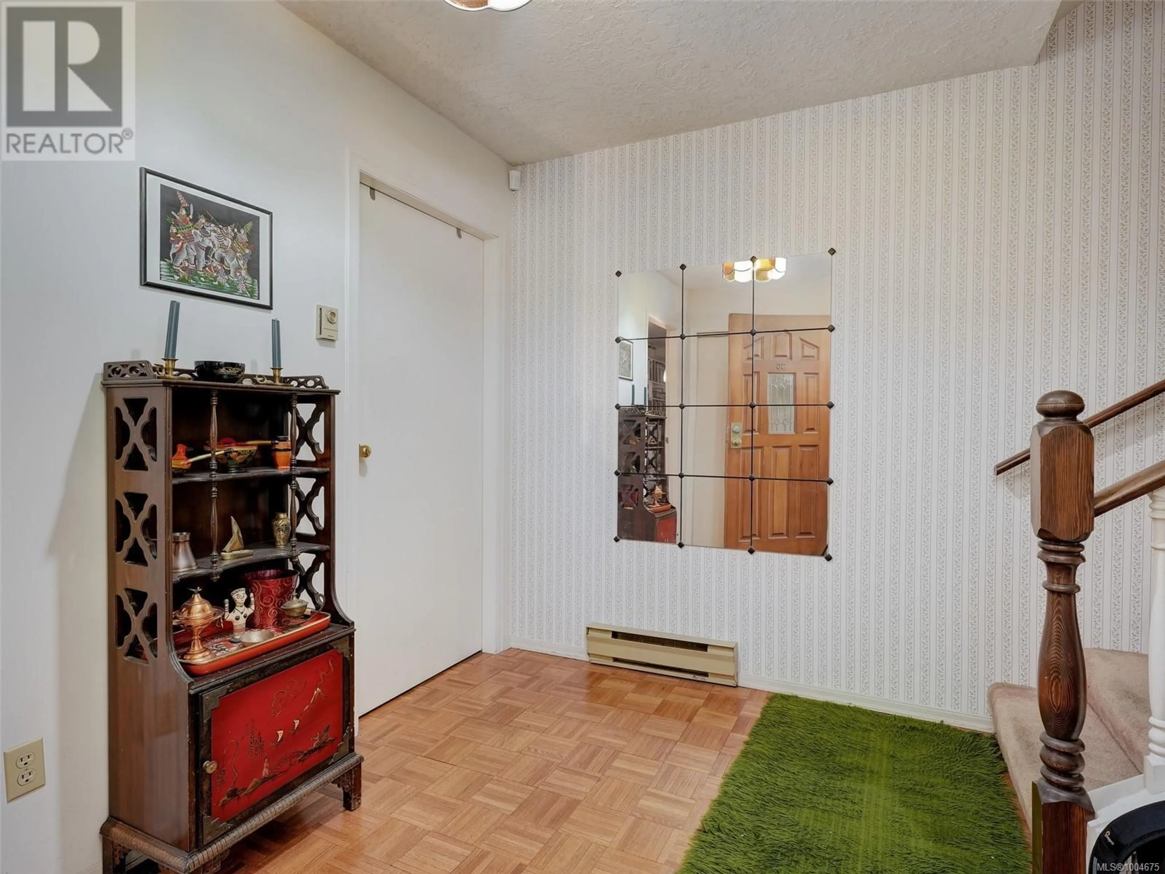 Indoor foyer for 1335 RUDLIN STREET, Victoria British Columbia V8V3R9