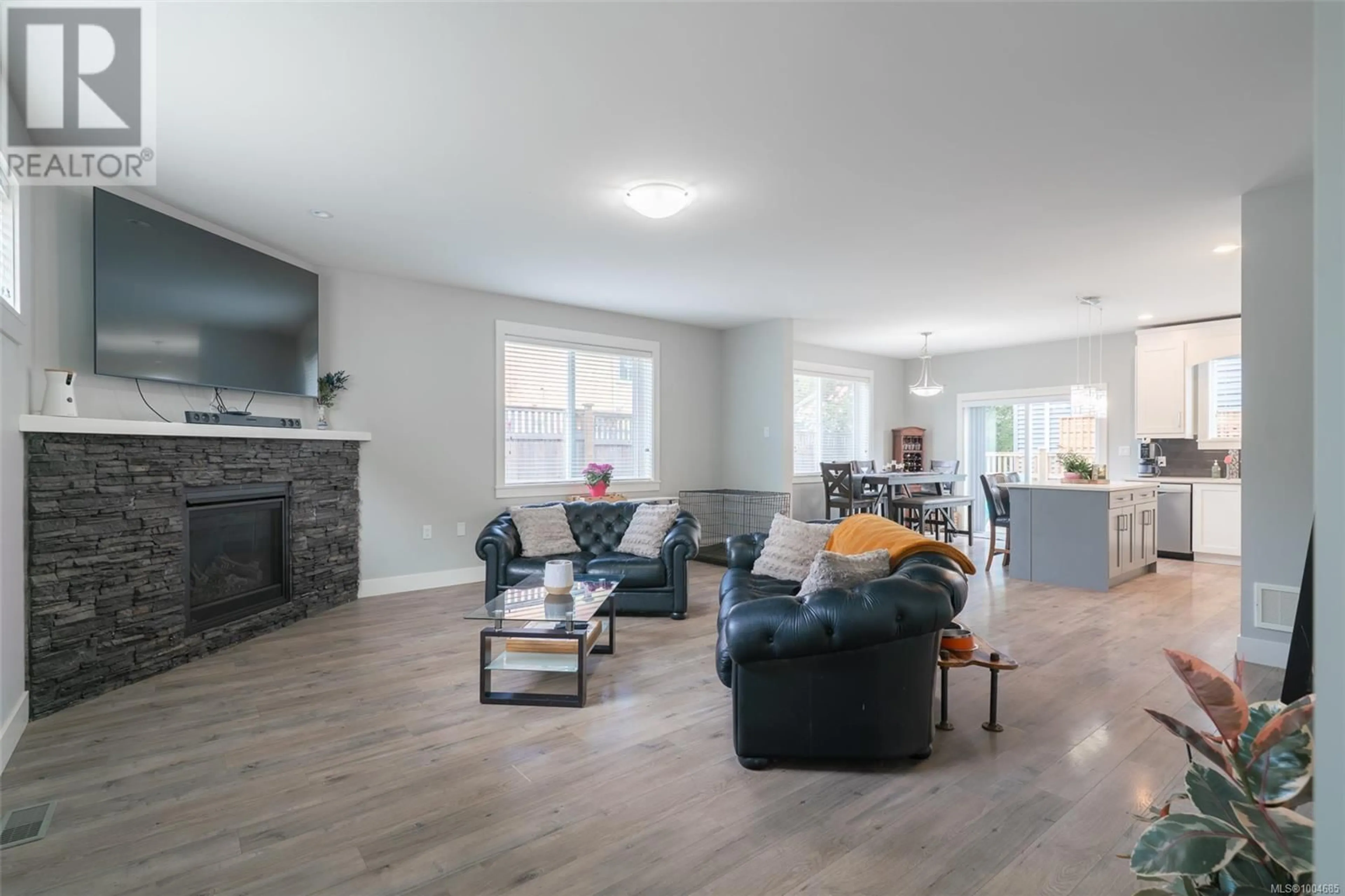 Living room with furniture, wood/laminate floor for 820 BRECHIN ROAD, Nanaimo British Columbia V9S2X4