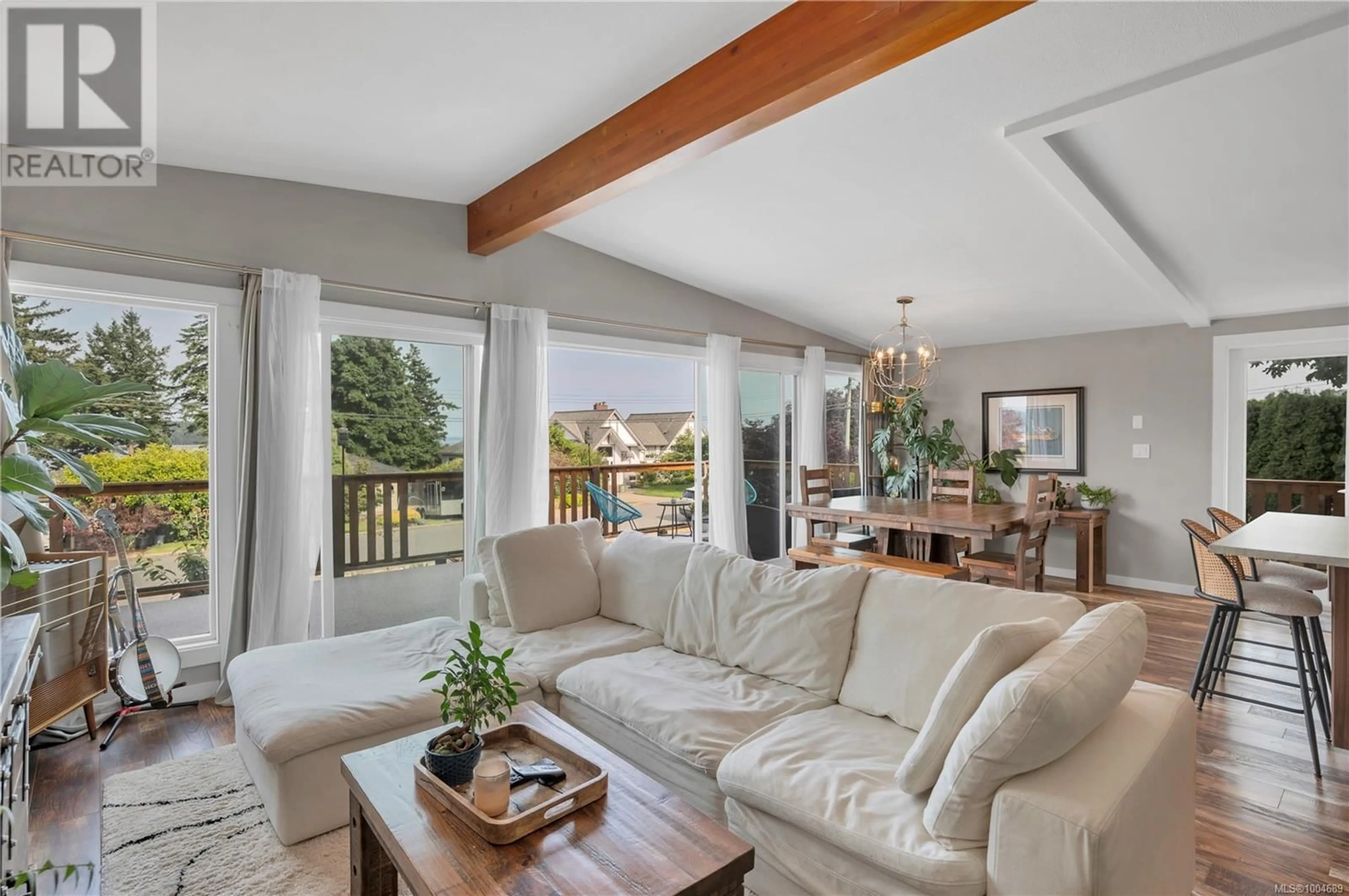 Living room with furniture, wood/laminate floor for 260 CARNEGIE STREET, Campbell River British Columbia V9W2J5