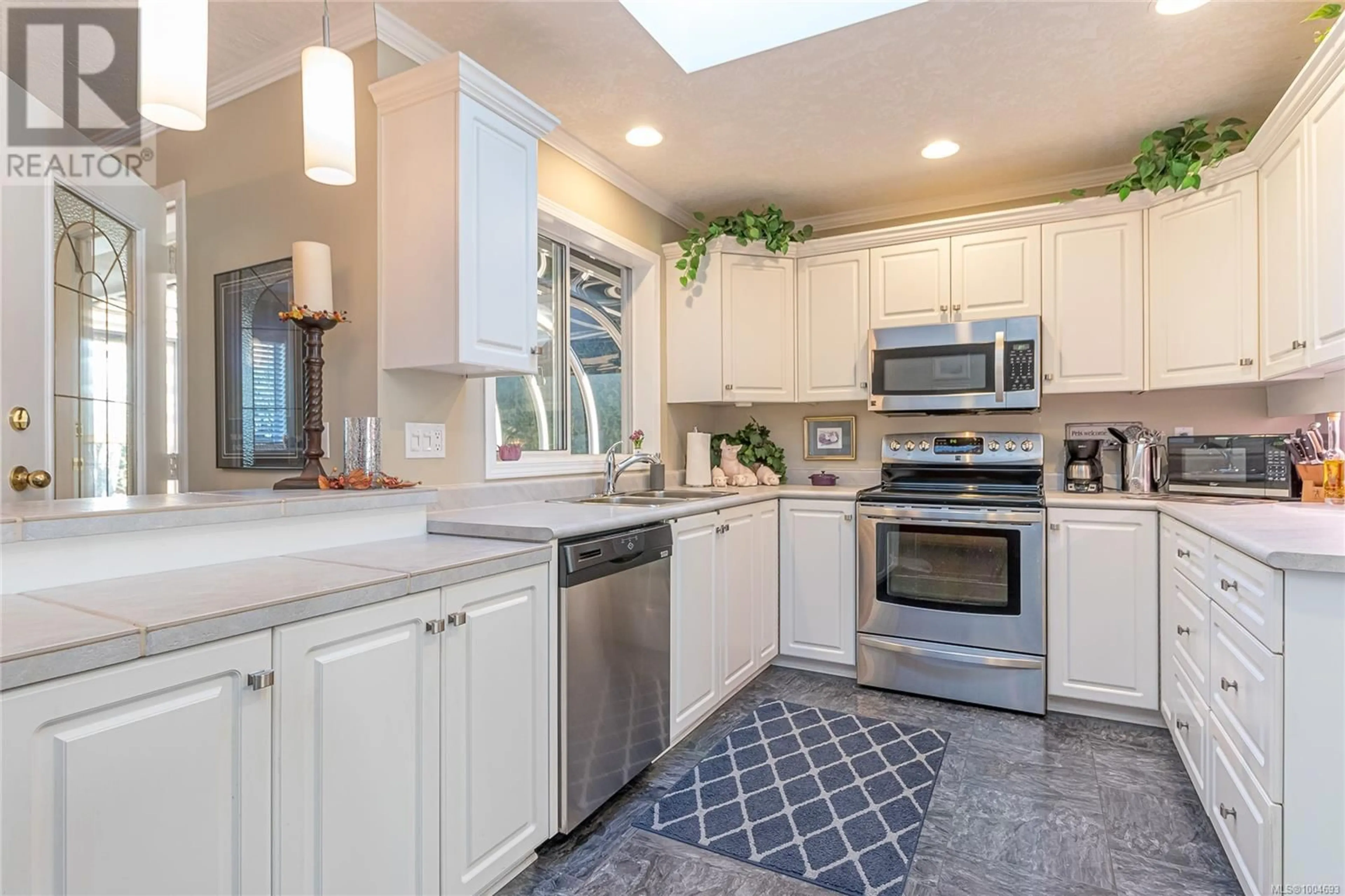 Open concept kitchen, ceramic/tile floor for 1163 WELLINGTON DRIVE, Qualicum Beach British Columbia V9K2H6