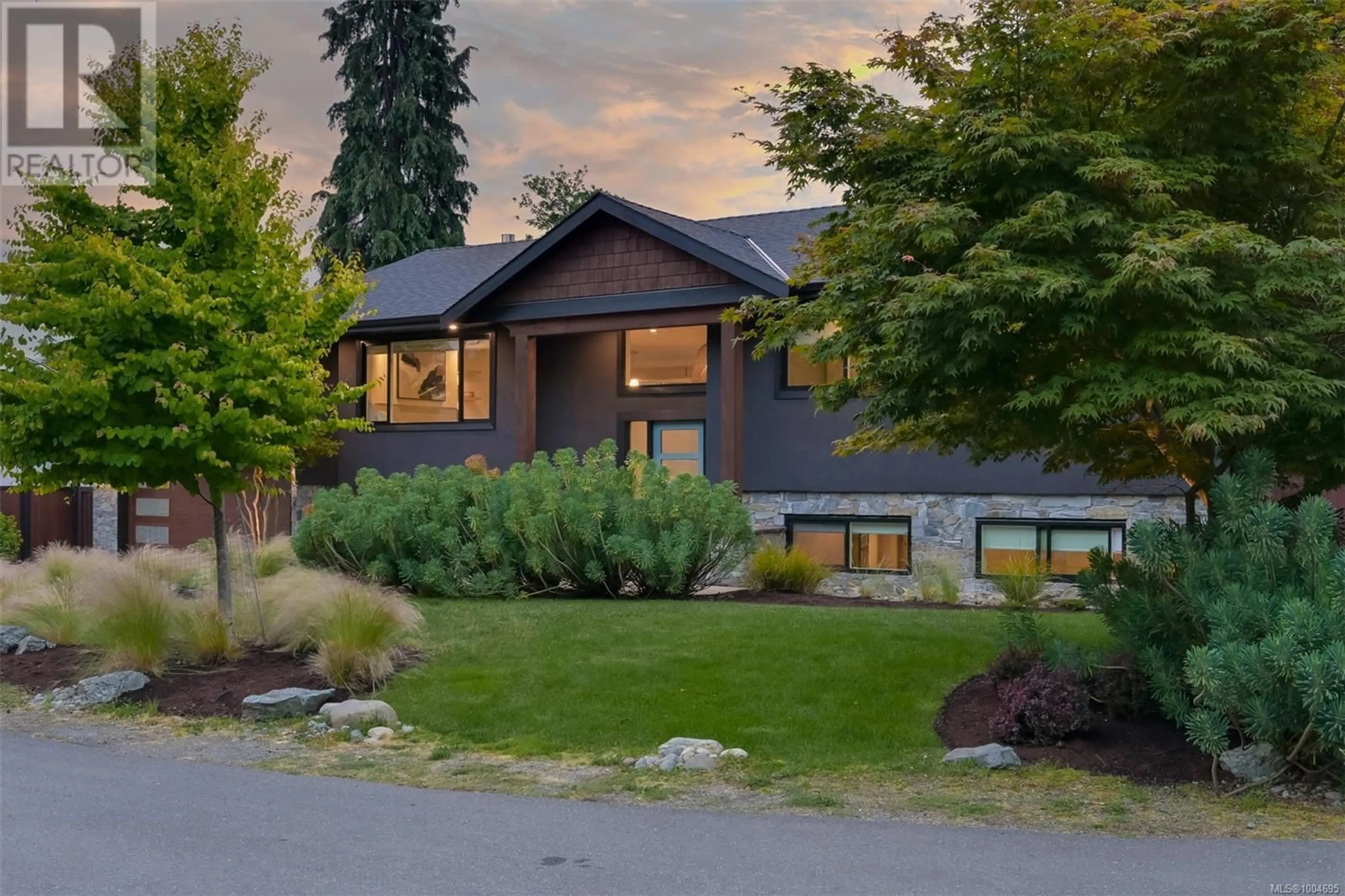Home with vinyl exterior material, street for 2091 STONEHEWER PLACE, Oak Bay British Columbia V8S2Z8