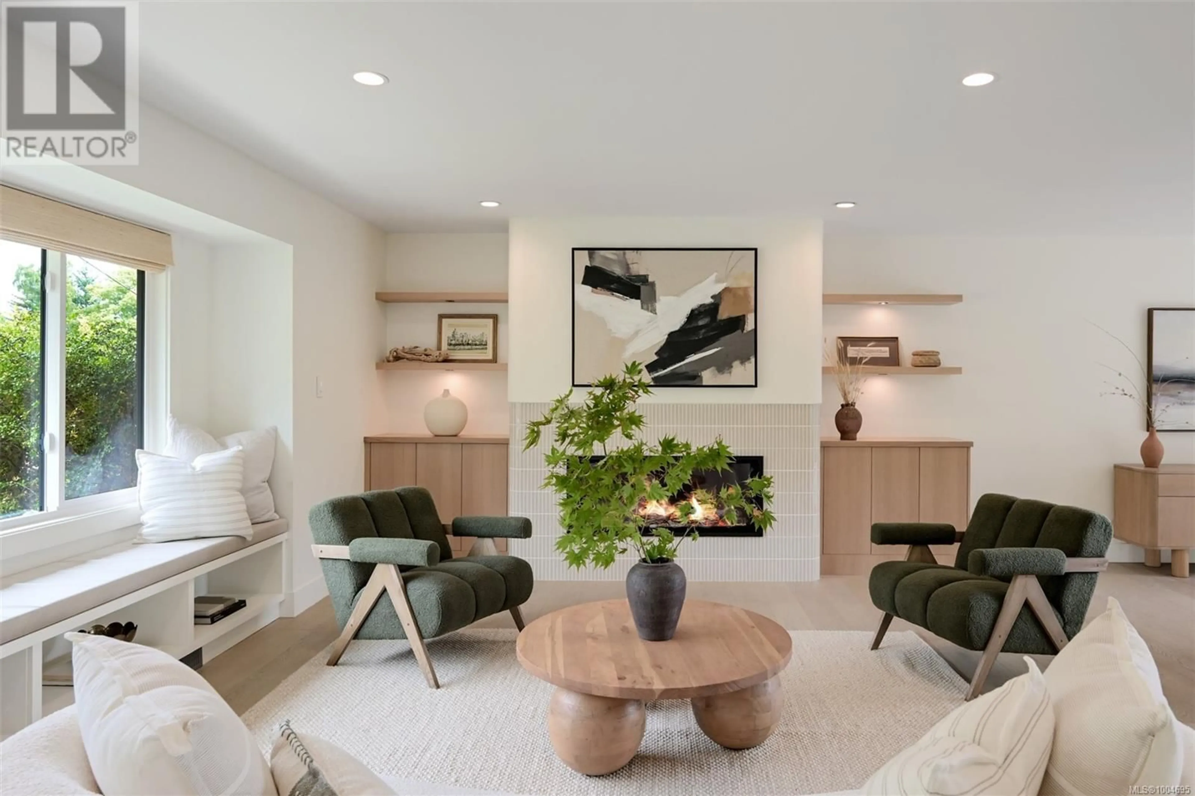 Living room with furniture, unknown for 2091 STONEHEWER PLACE, Oak Bay British Columbia V8S2Z8