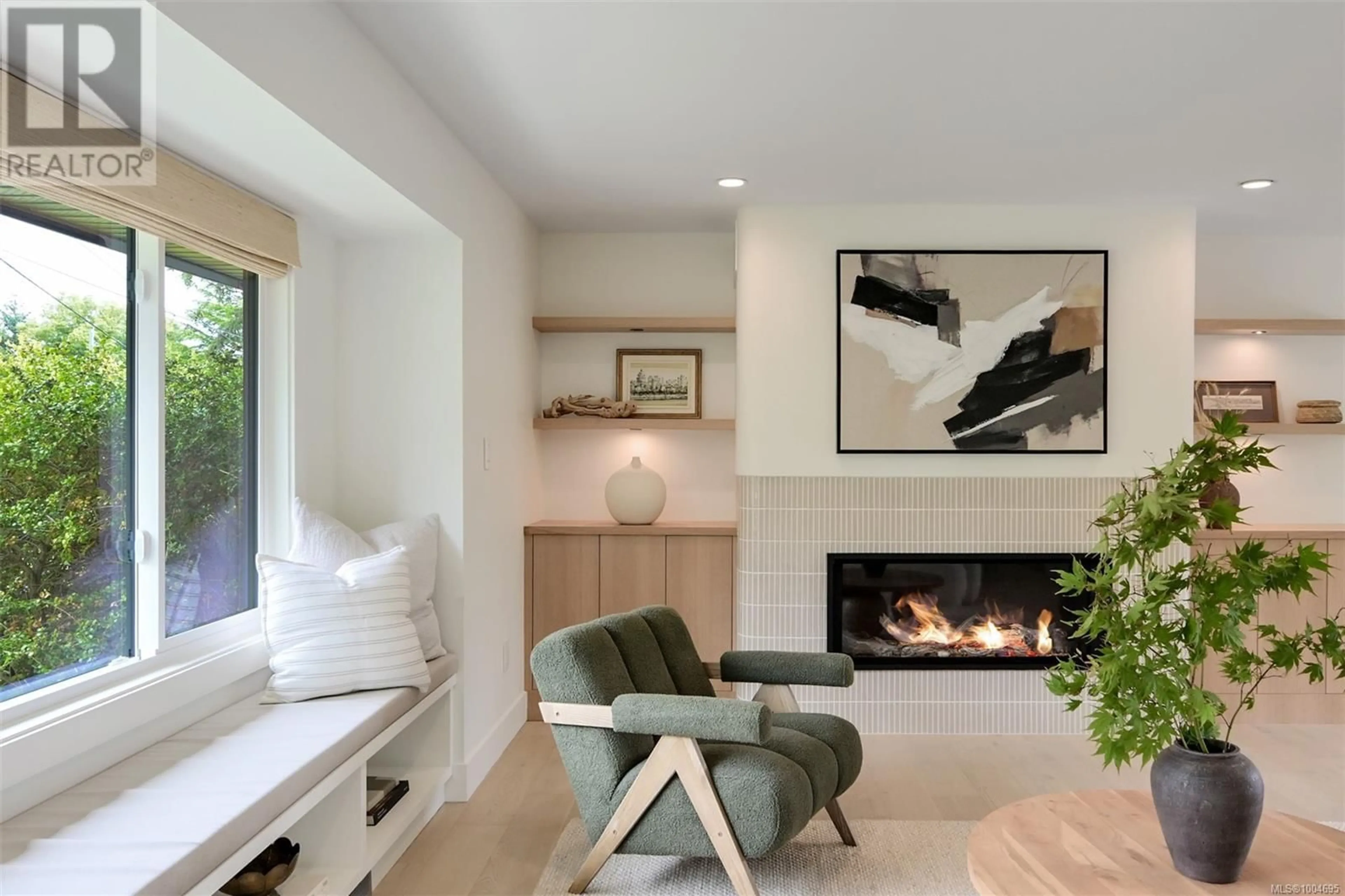 Living room with furniture, unknown for 2091 STONEHEWER PLACE, Oak Bay British Columbia V8S2Z8