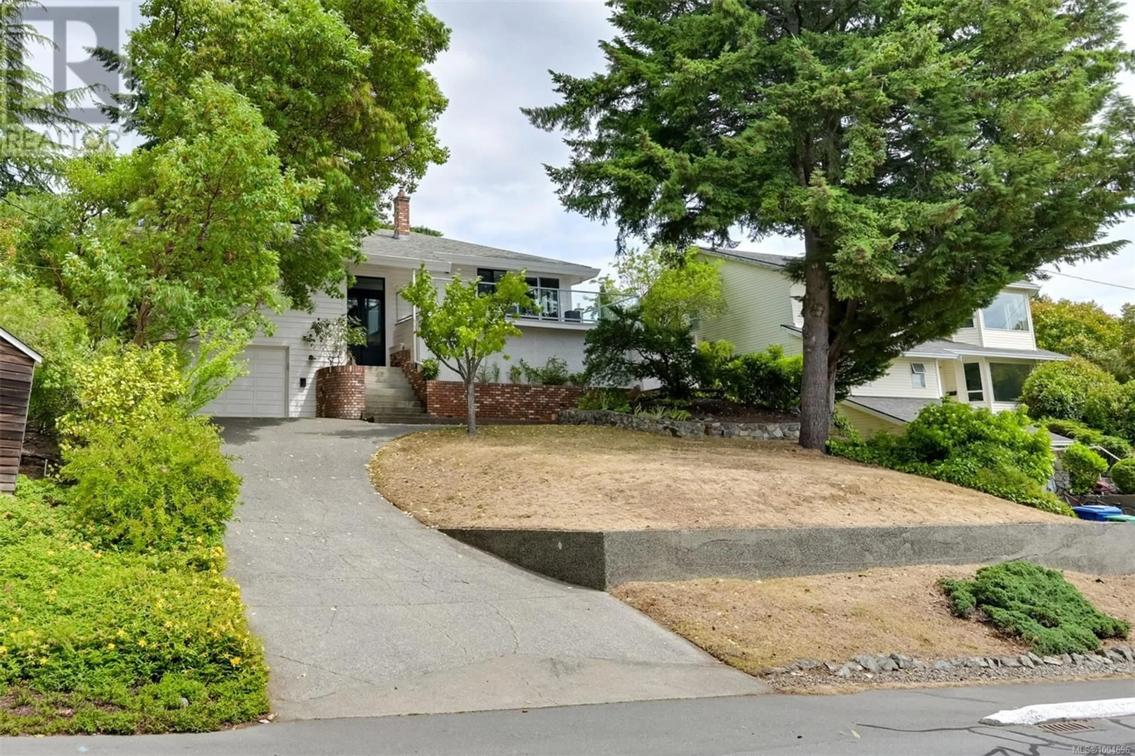 Home with vinyl exterior material, street for 632 CAIRNDALE ROAD, Colwood British Columbia V9C2R2