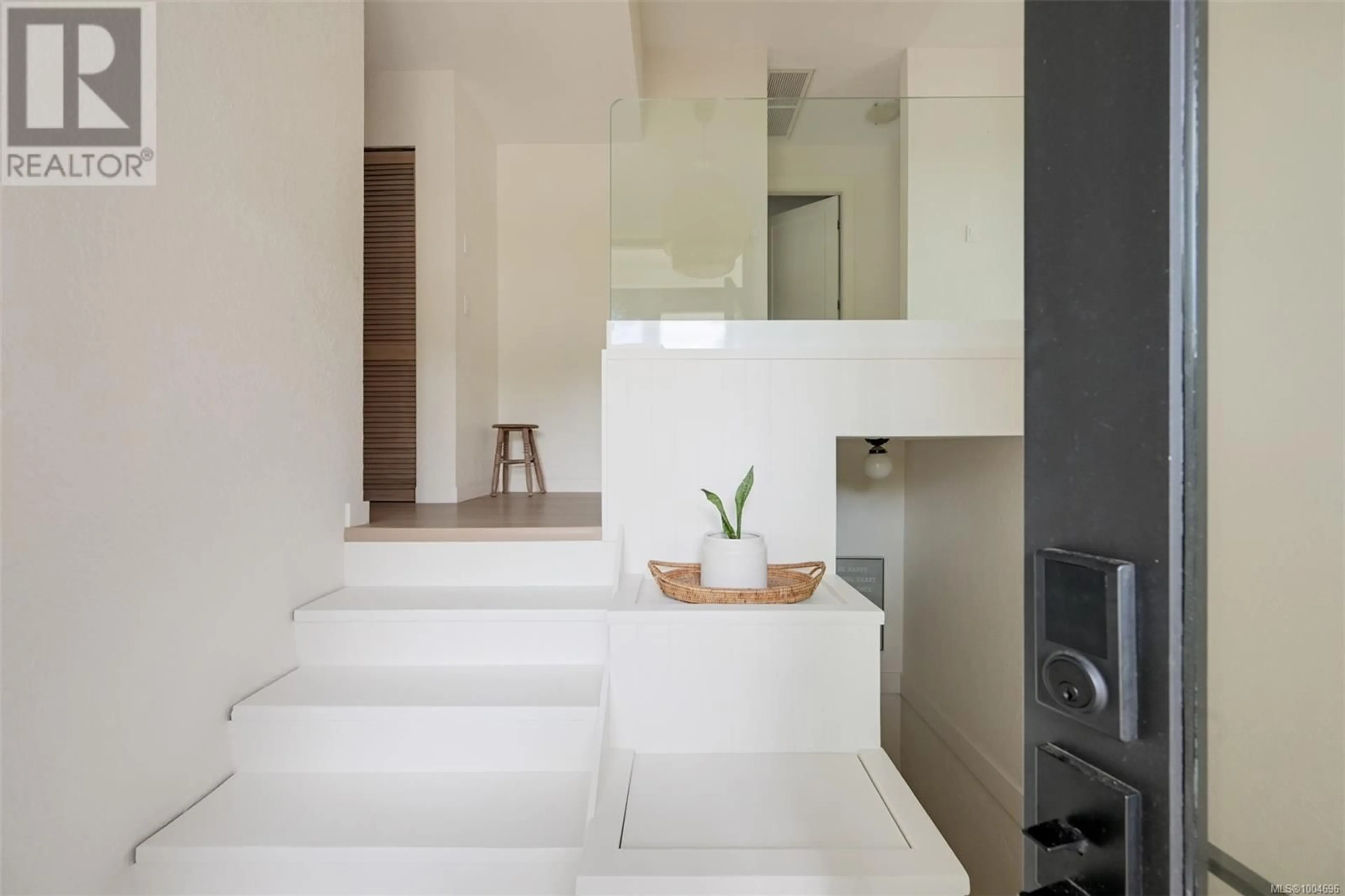 Contemporary bathroom, ceramic/tile floor for 632 CAIRNDALE ROAD, Colwood British Columbia V9C2R2