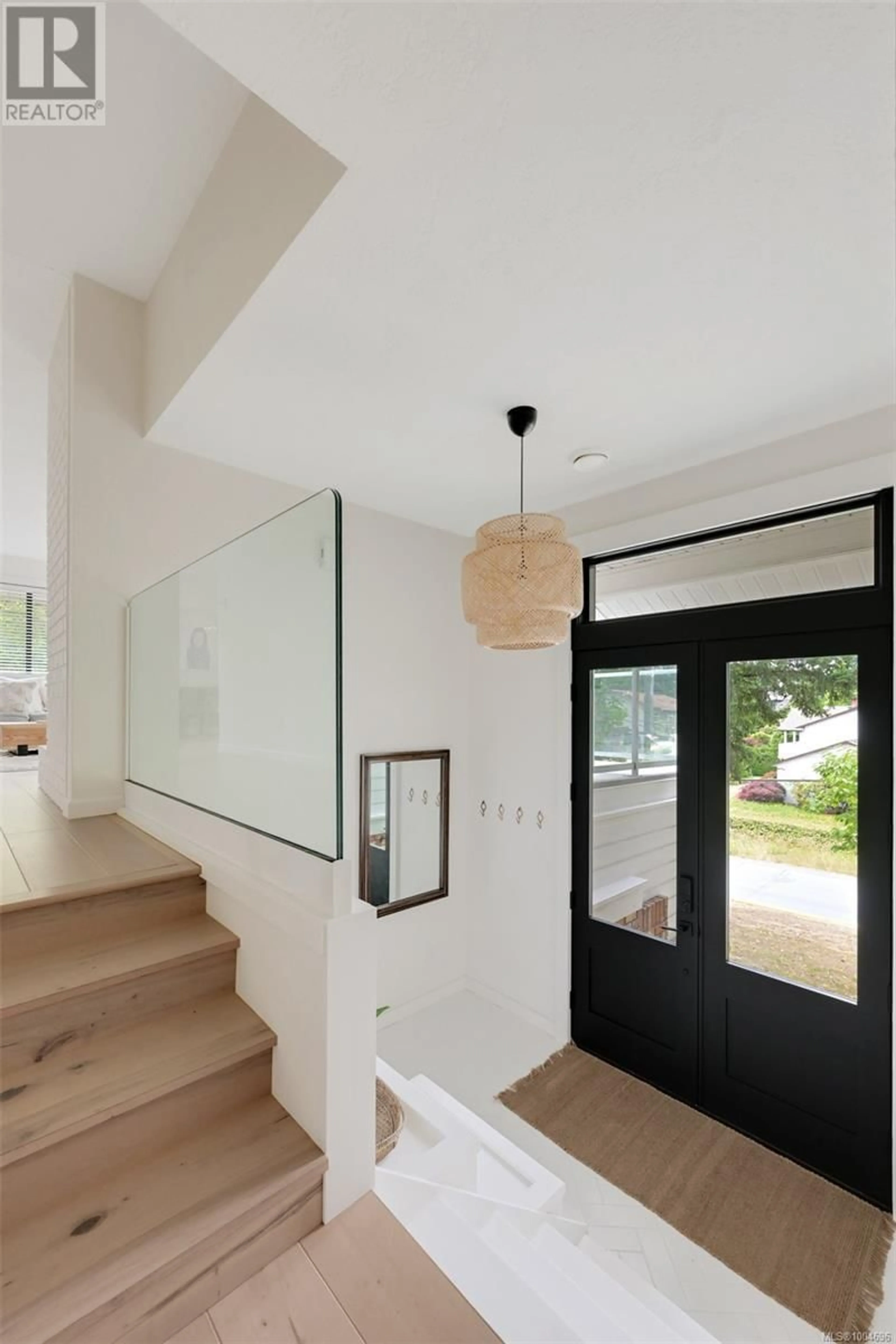 Indoor entryway for 632 CAIRNDALE ROAD, Colwood British Columbia V9C2R2