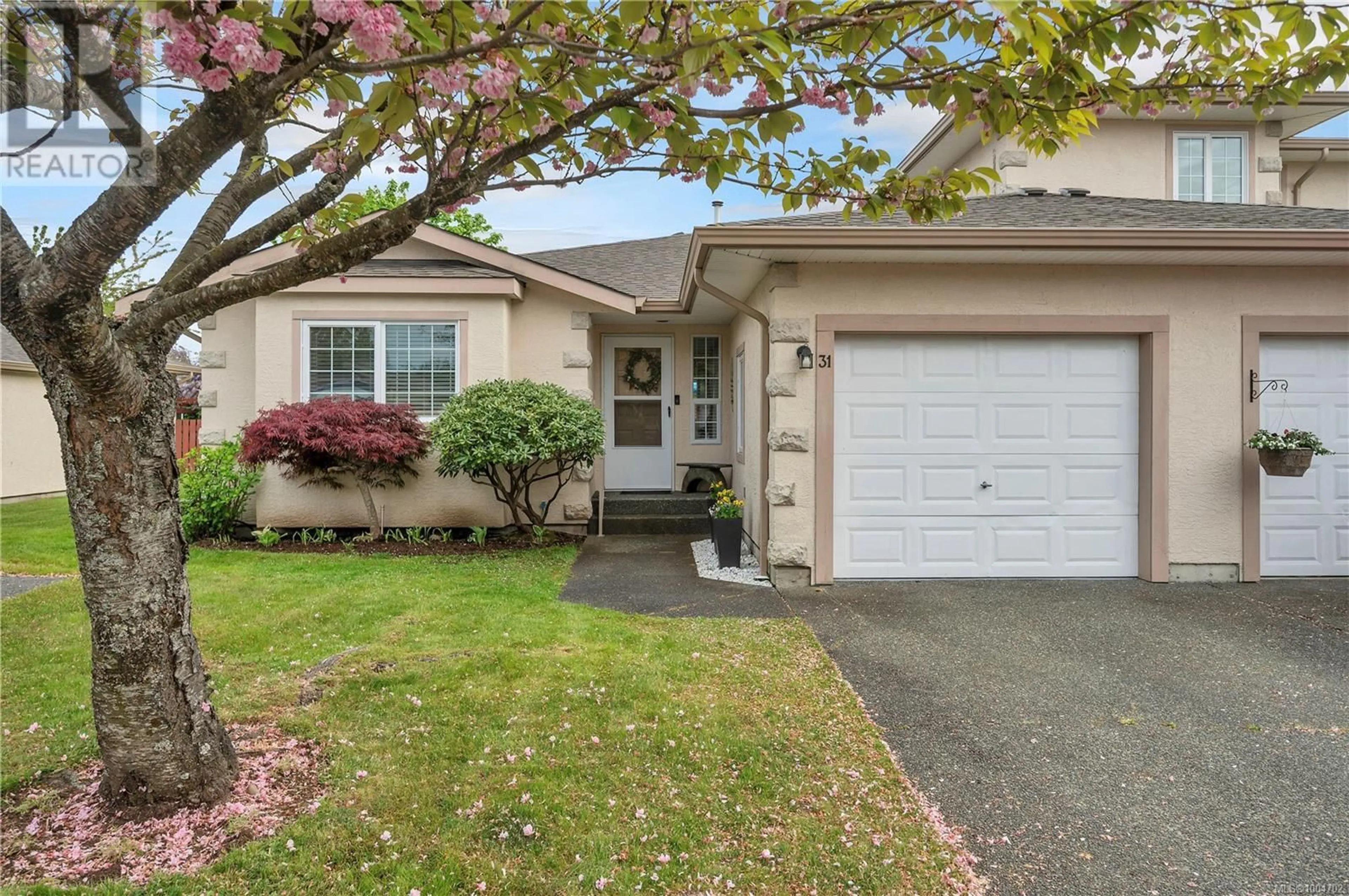 Home with vinyl exterior material, street for 31 - 2055 GALERNO ROAD, Campbell River British Columbia V9W6Z1
