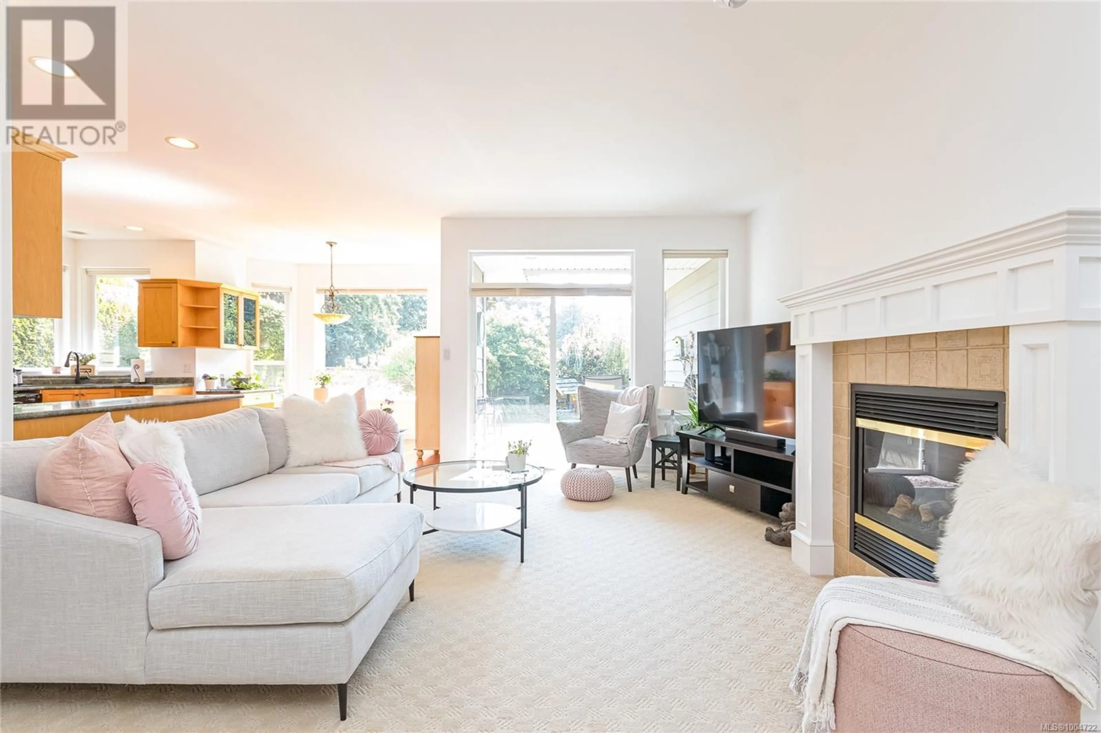 Living room with furniture, unknown for 12 - 912 BRULETTE PLACE, Mill Bay British Columbia V8H1H2