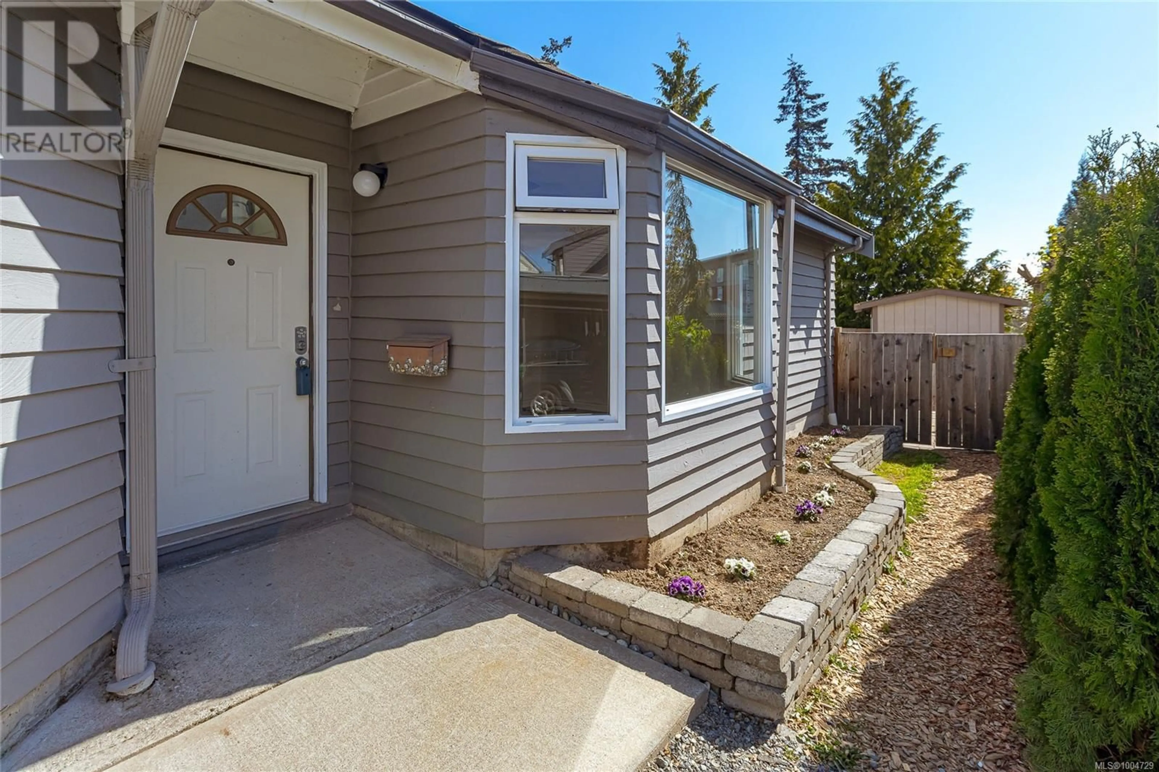 Home with vinyl exterior material, street for 25 - 7925 SIMPSON ROAD, Central Saanich British Columbia V8M1L3