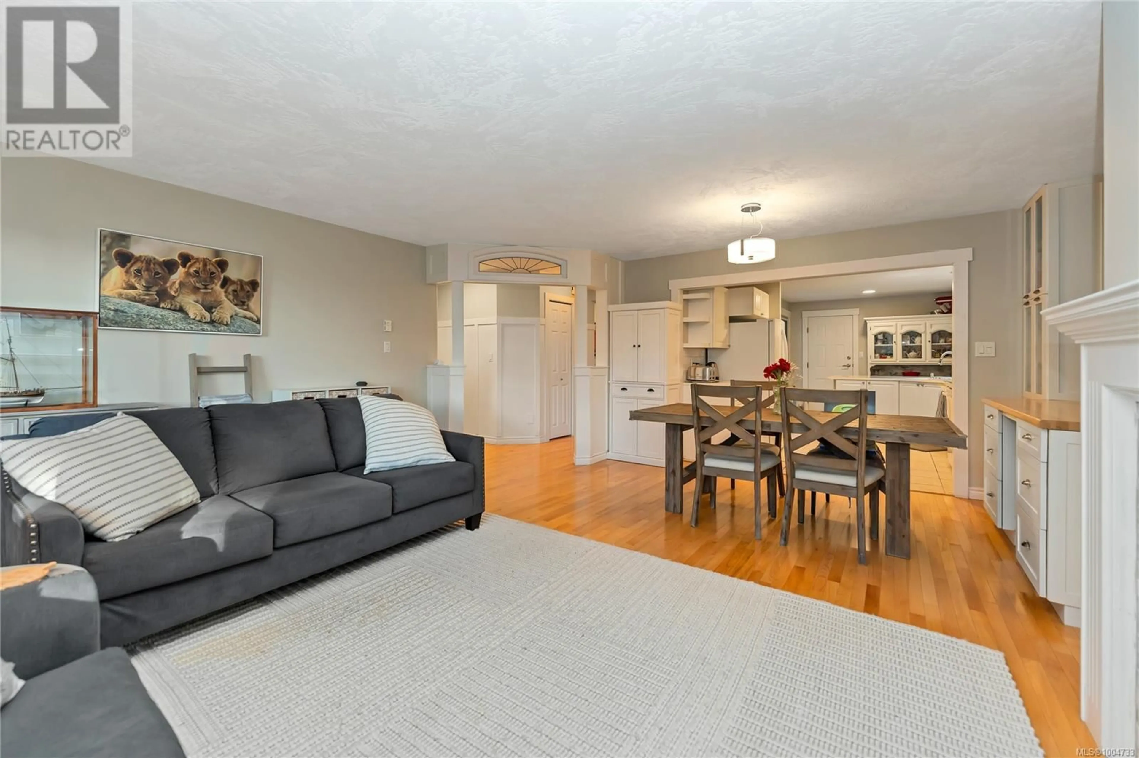 Living room with furniture, wood/laminate floor for 30 - 850 PARKLANDS DRIVE, Esquimalt British Columbia V9A4L5