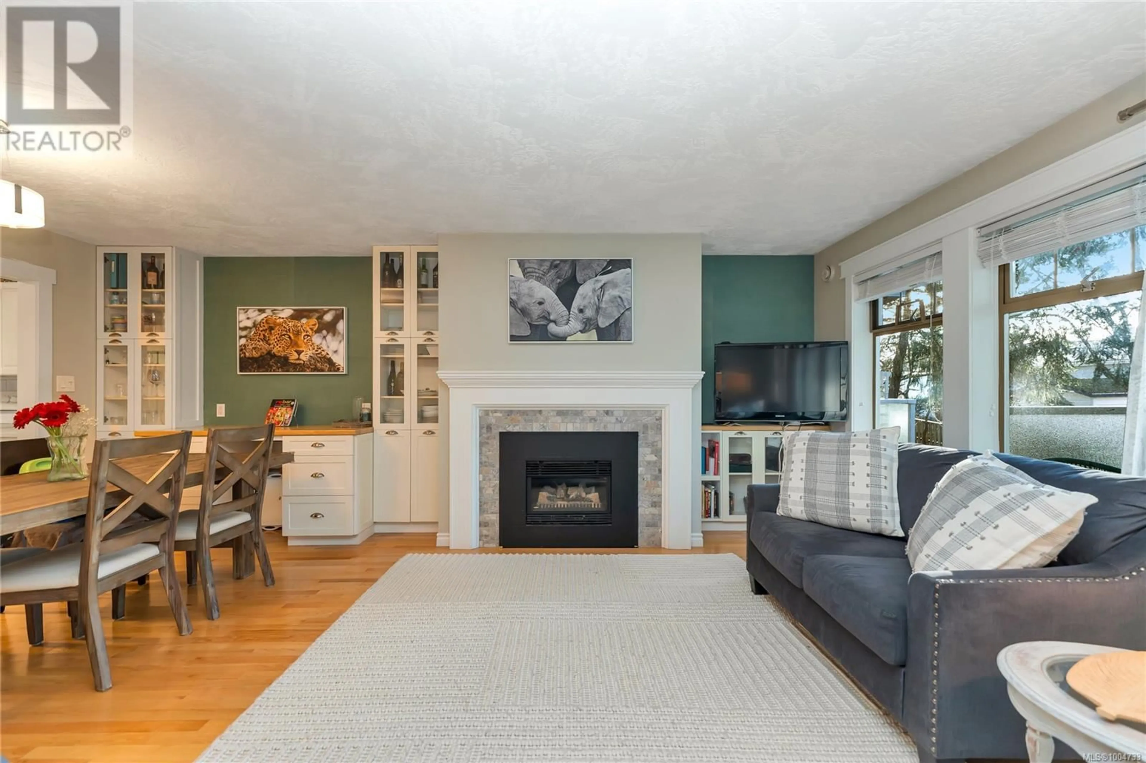 Living room with furniture, wood/laminate floor for 30 - 850 PARKLANDS DRIVE, Esquimalt British Columbia V9A4L5