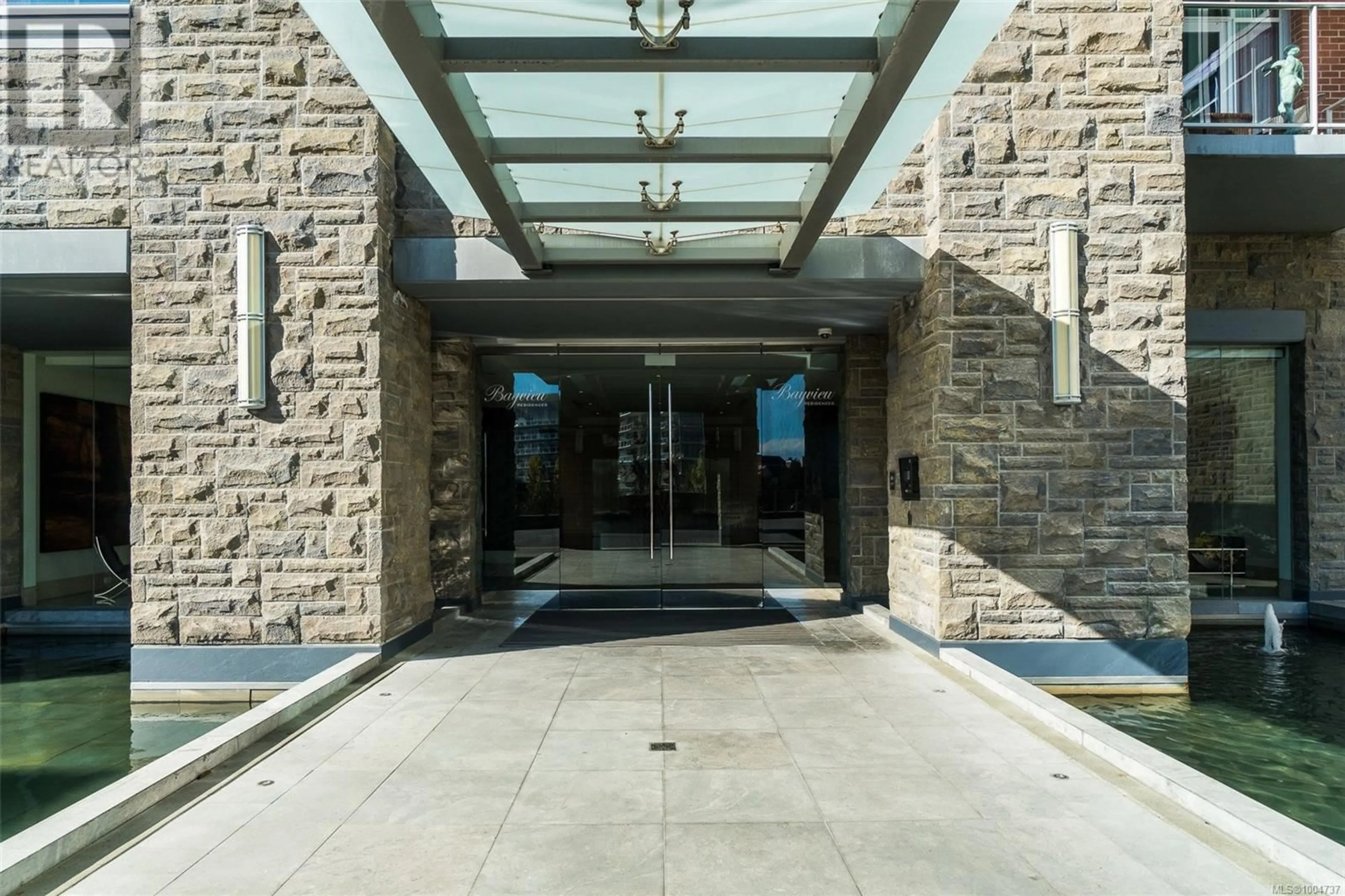 Indoor foyer for 208 - 100 SAGHALIE ROAD, Victoria British Columbia V9A0A1