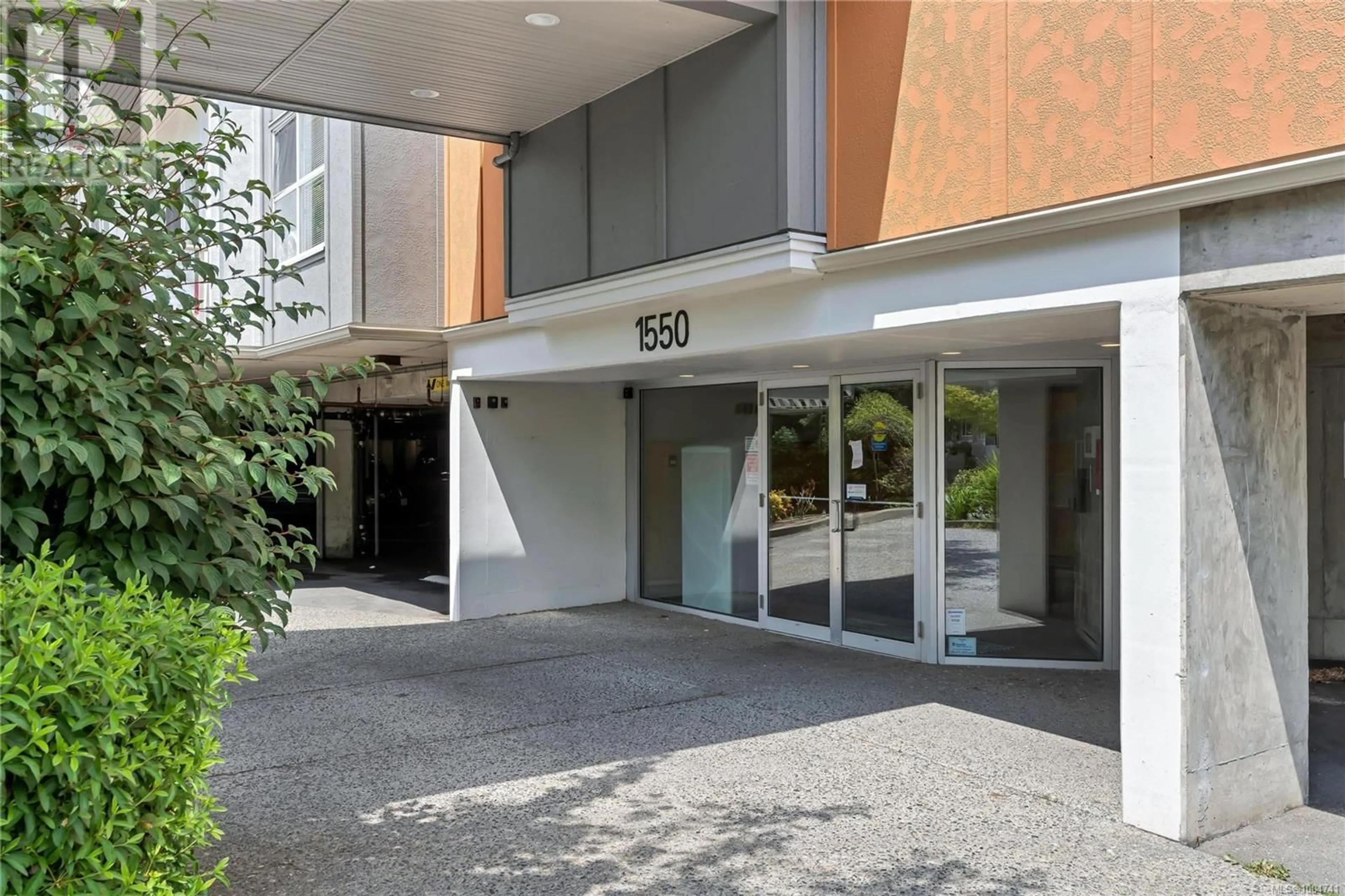 Indoor foyer for 301 - 1550 CHURCH AVENUE, Saanich British Columbia V8P2H1