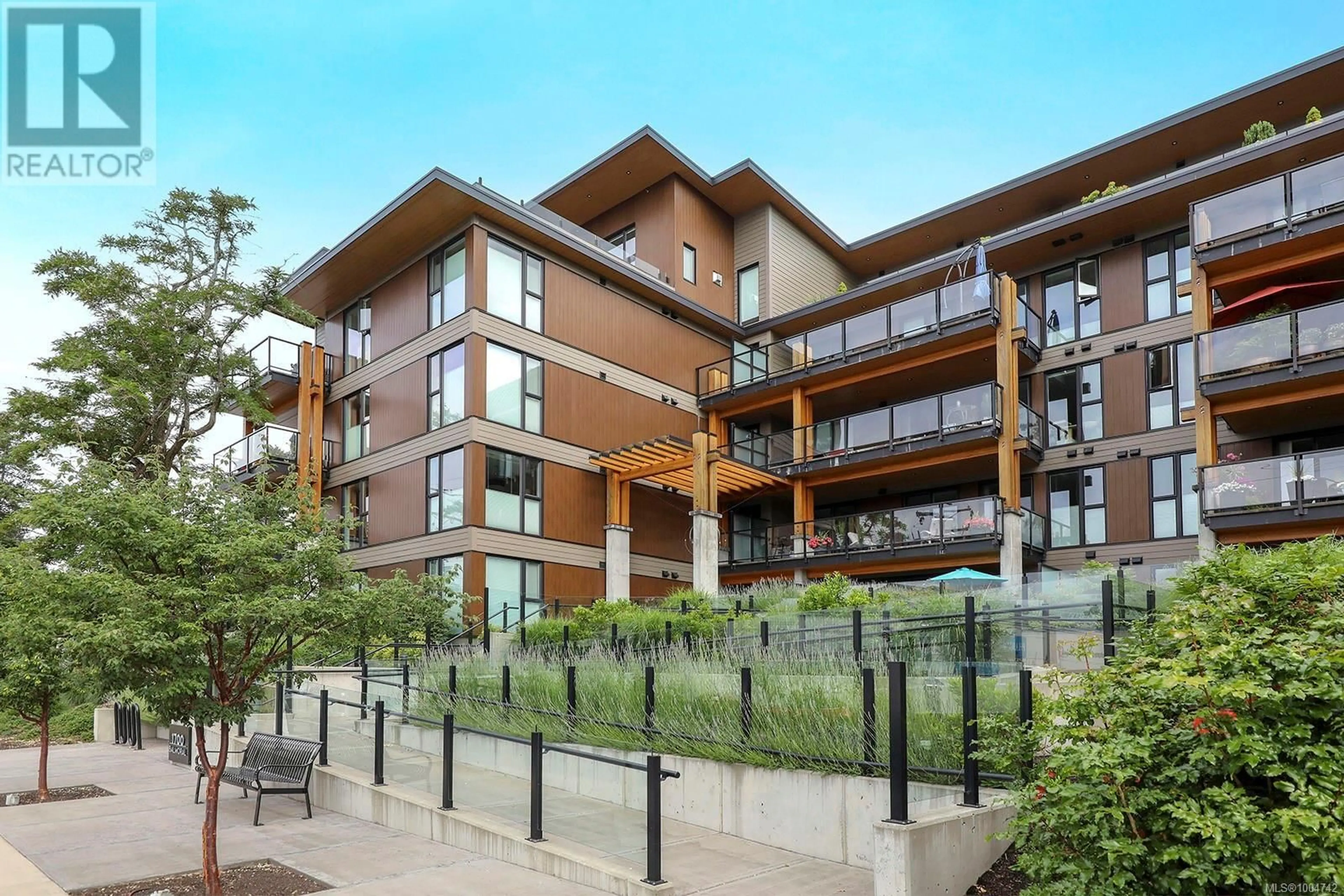 Patio, building for 109 - 1700 BALMORAL AVENUE, Comox British Columbia V9M2N1