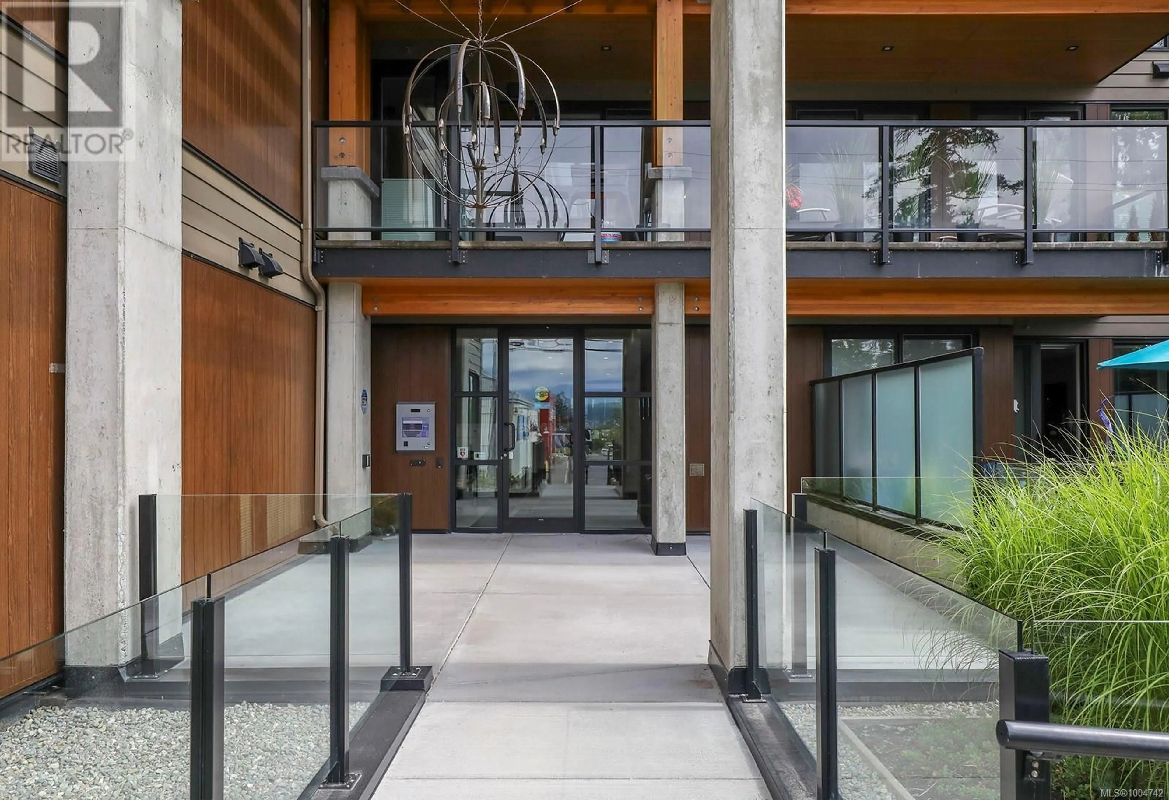 Indoor foyer for 109 - 1700 BALMORAL AVENUE, Comox British Columbia V9M2N1