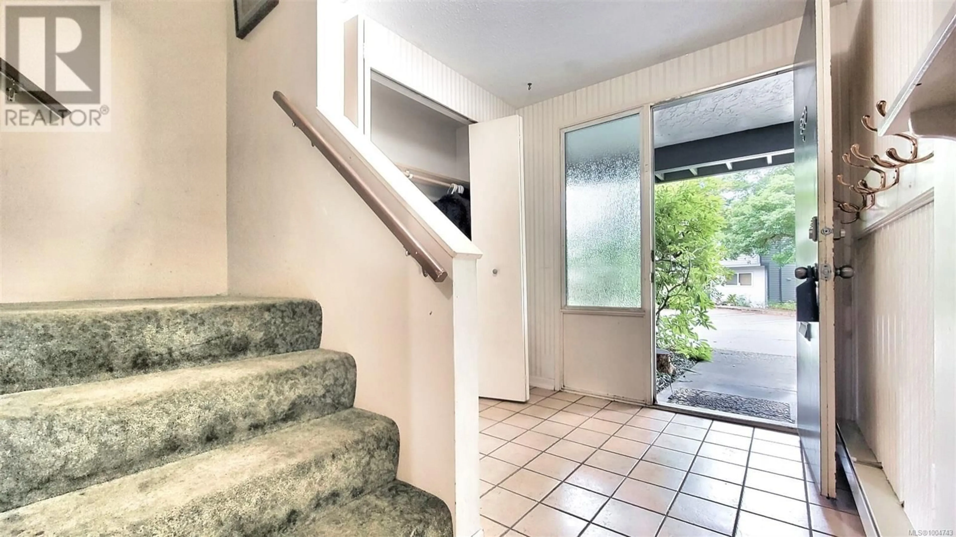 Indoor foyer for 550 CARNATION PLACE, Saanich British Columbia V8Z6G5