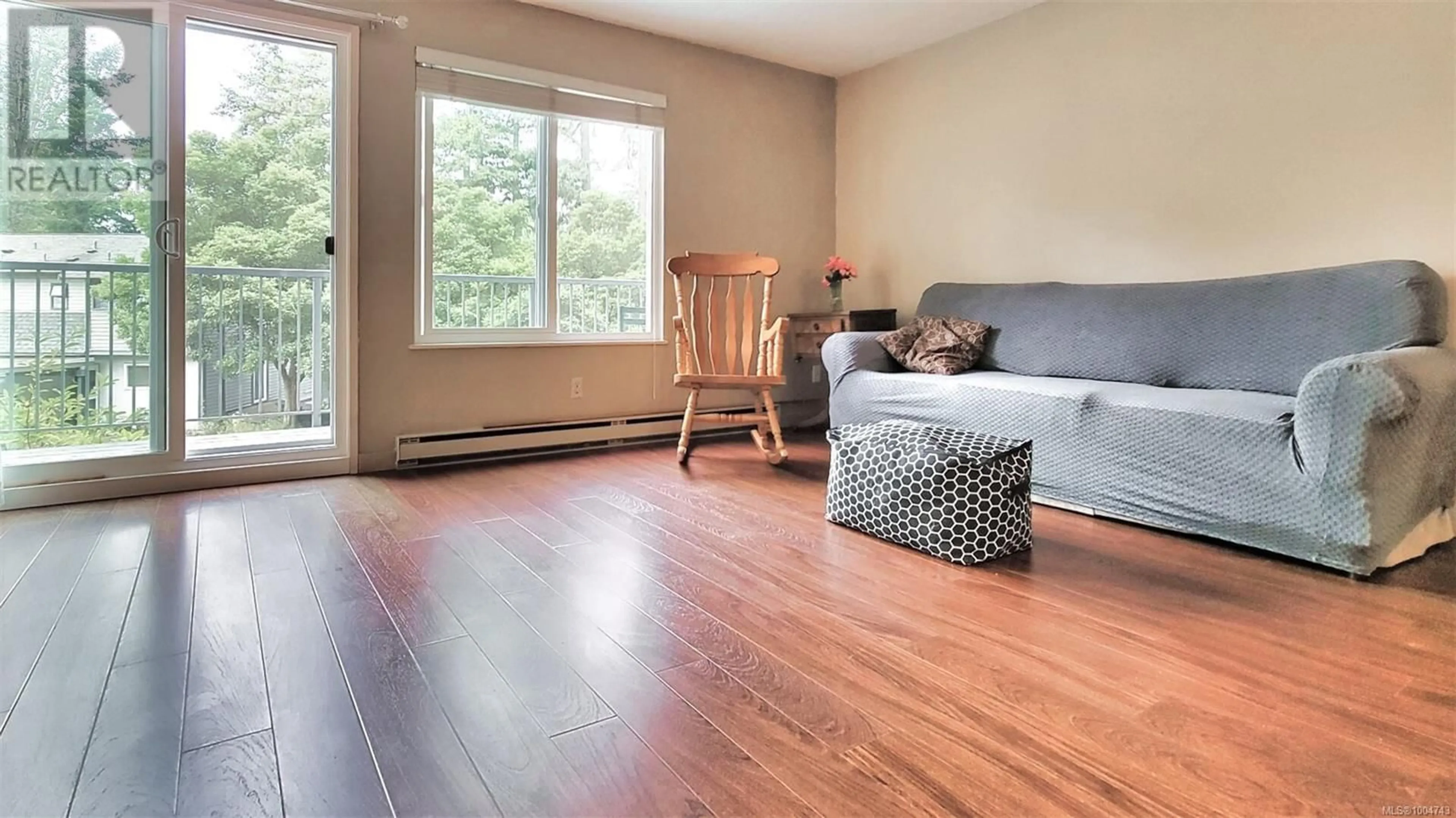 Living room with furniture, wood/laminate floor for 550 CARNATION PLACE, Saanich British Columbia V8Z6G5