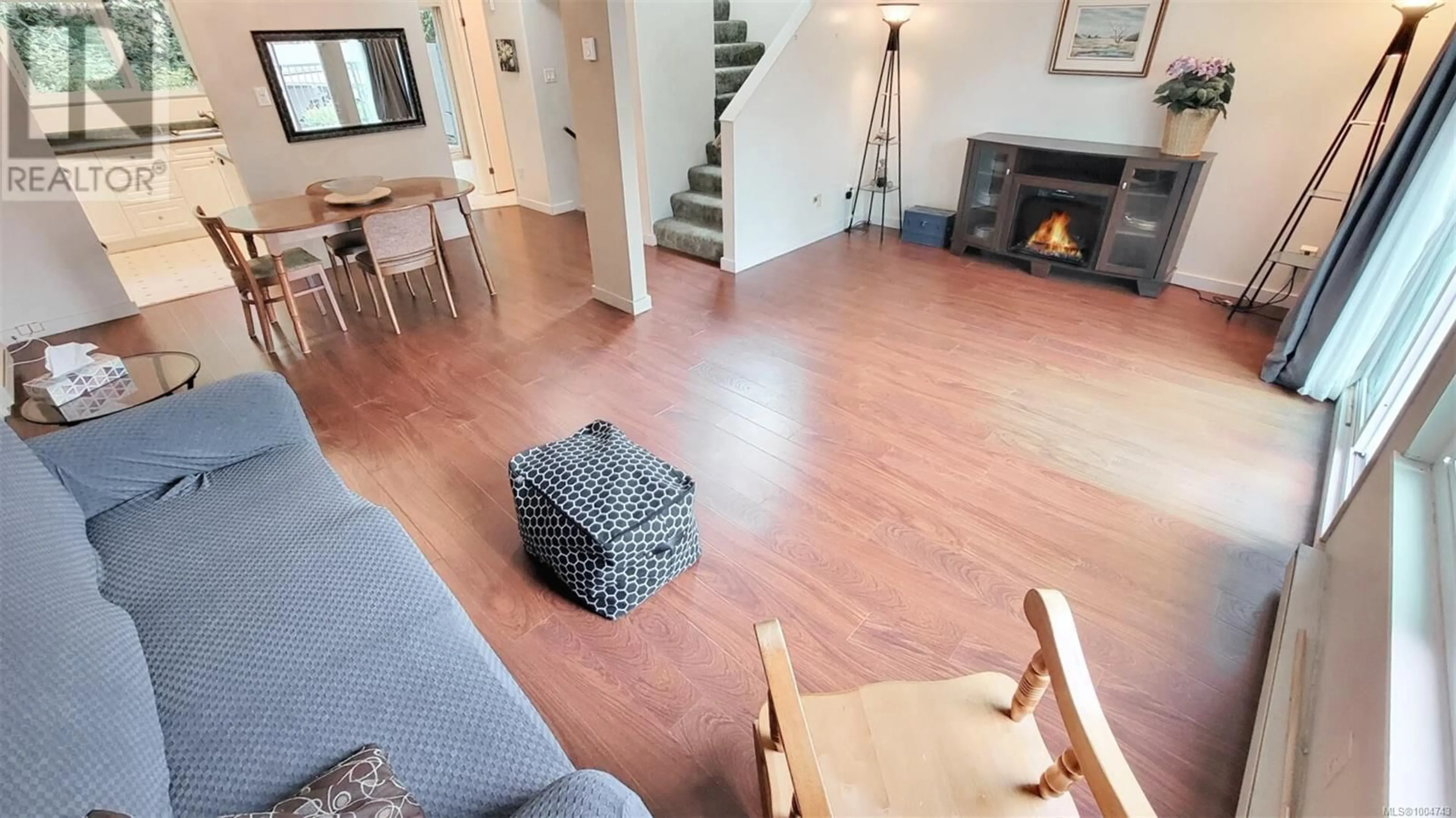 Living room with furniture, wood/laminate floor for 550 CARNATION PLACE, Saanich British Columbia V8Z6G5