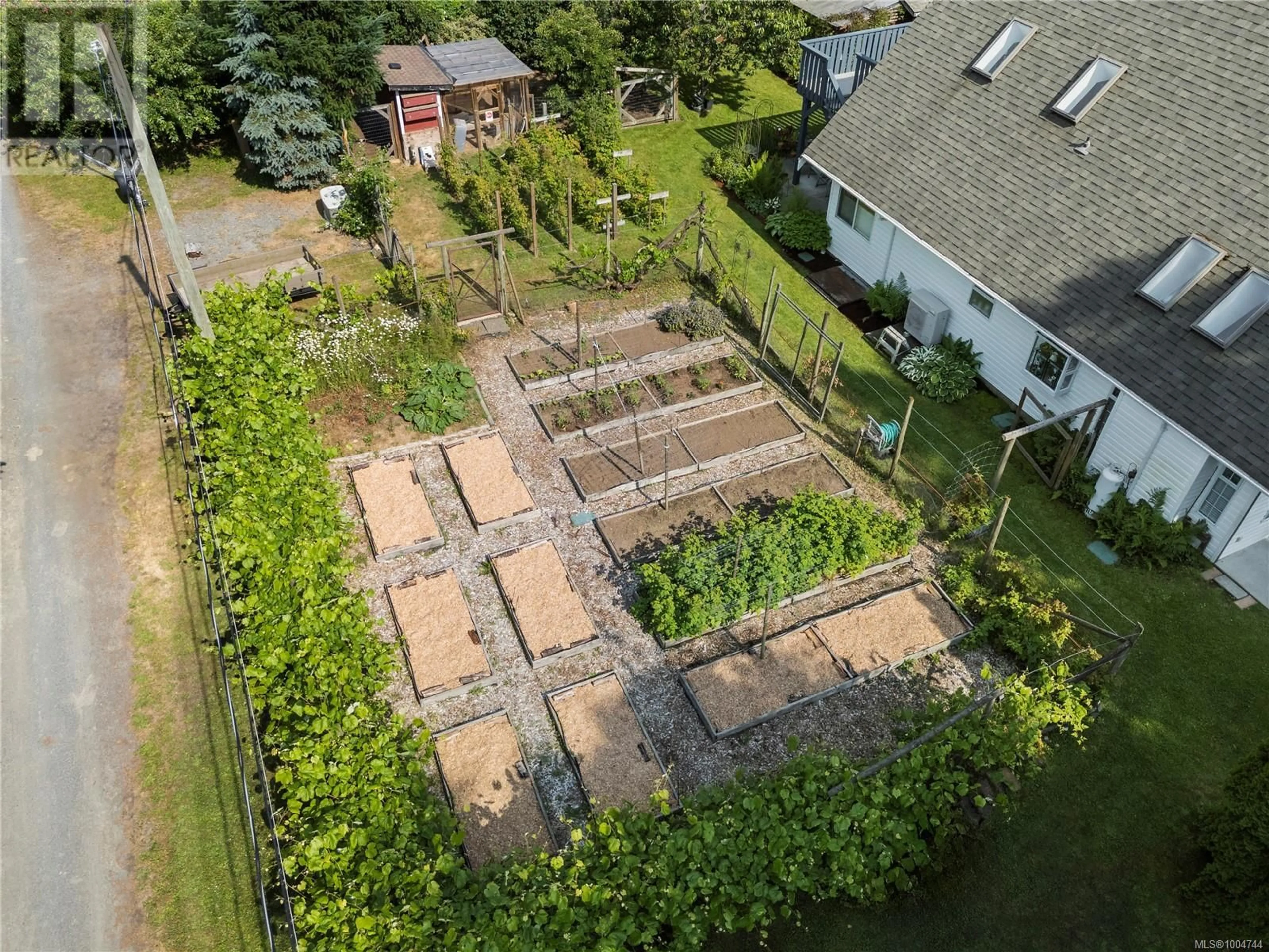 A pic from outside/outdoor area/front of a property/back of a property/a pic from drone, street for 7483 TOMLINSON ROAD, Central Saanich British Columbia V8M1S7