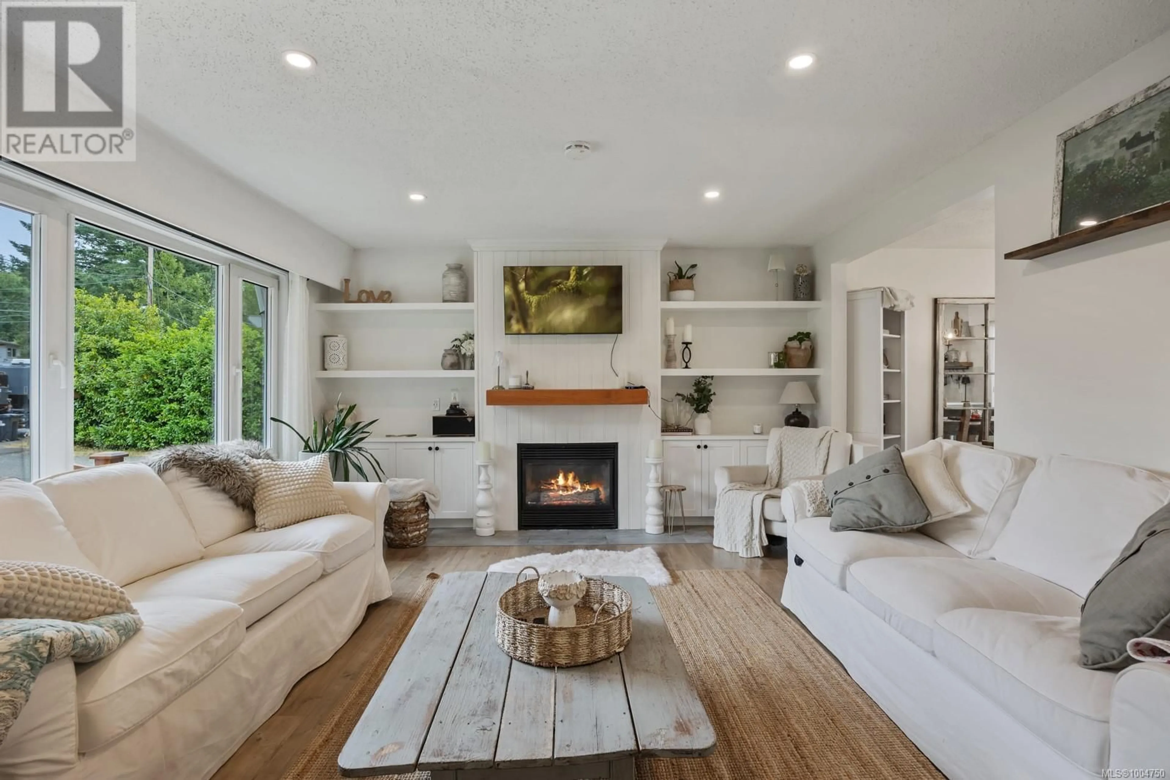Living room with furniture, wood/laminate floor for 275 CENTENNIAL DRIVE, Courtenay British Columbia V9N5R6