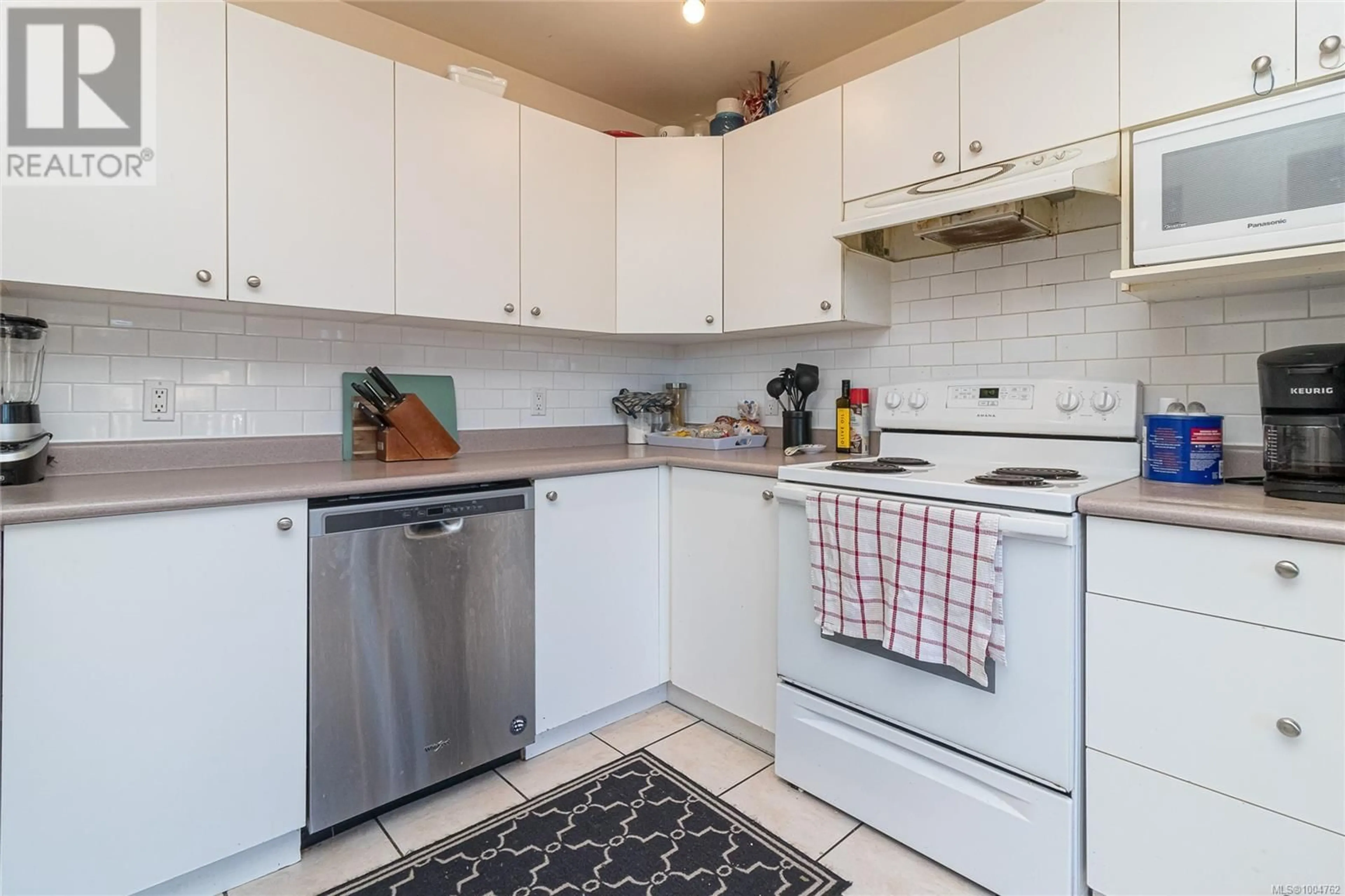 Standard kitchen, ceramic/tile floor for 100 BURNETT ROAD, View Royal British Columbia V9B2X8