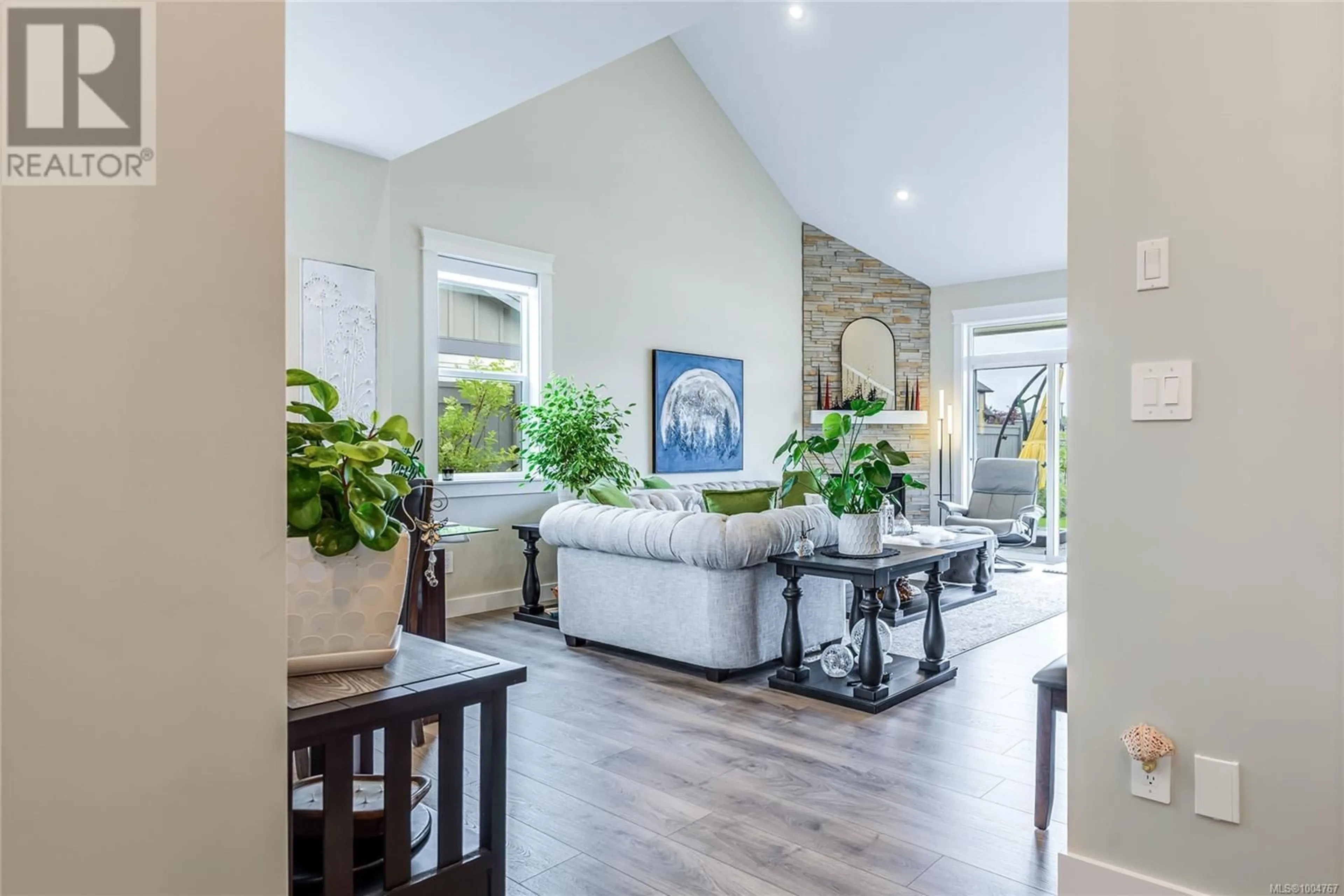 Indoor entryway for 2116 EVERGREEN ROAD, Campbell River British Columbia V9W0C8
