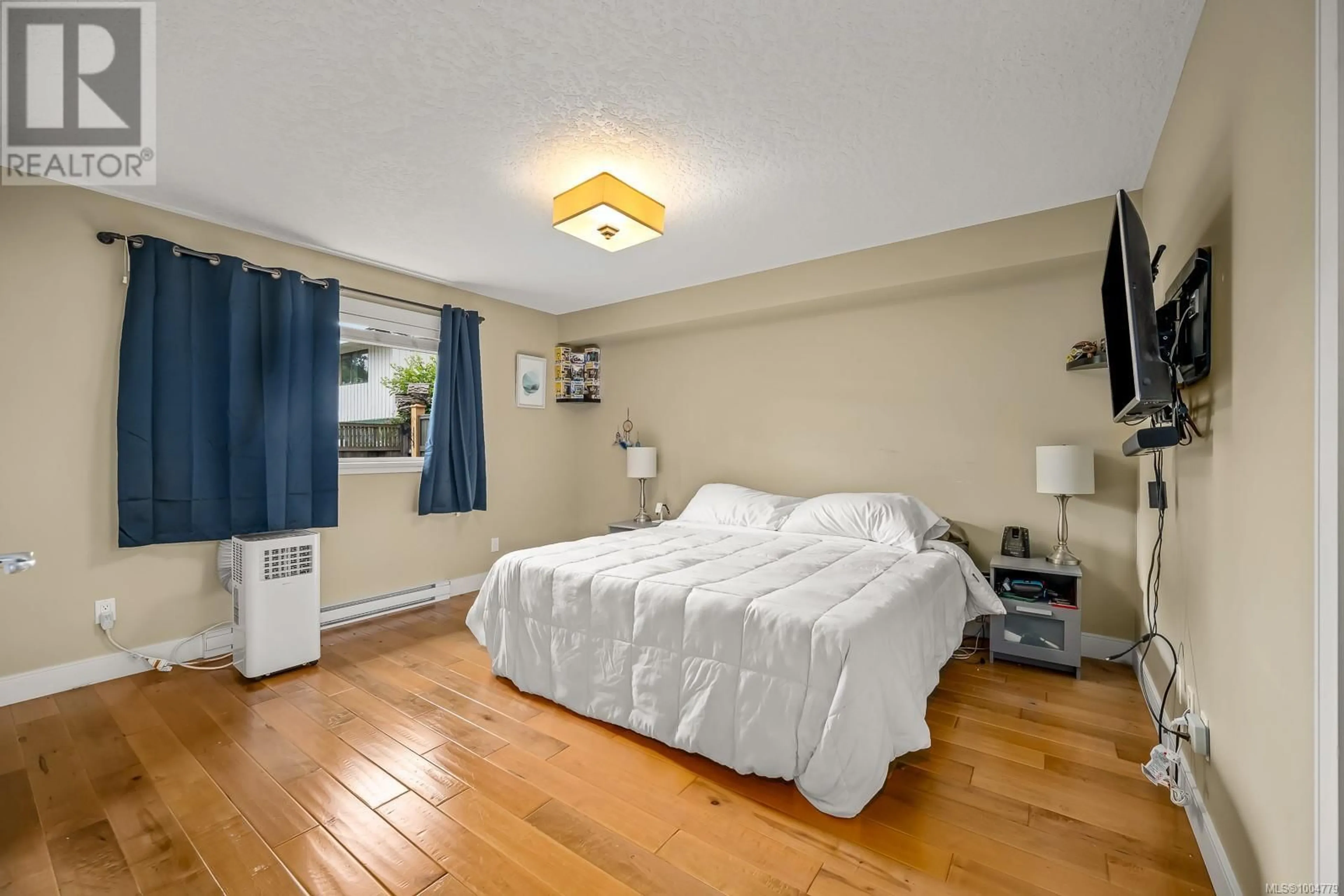 Bedroom with bed, wood/laminate floor for 3 - 1620 PIERCY AVENUE, Courtenay British Columbia V9N3E9