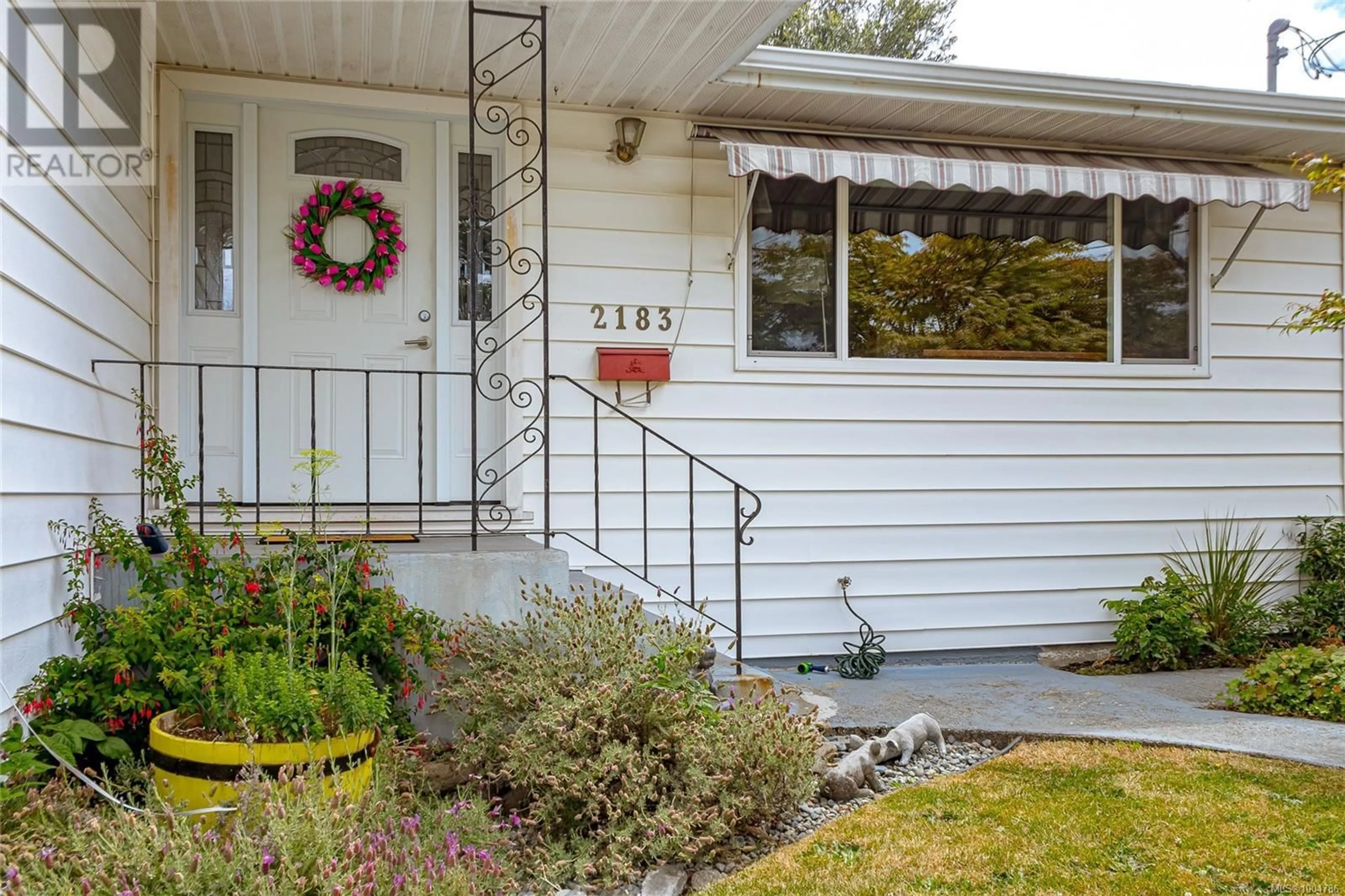 Home with vinyl exterior material, street for 2183 EPWORTH STREET, Oak Bay British Columbia V8R5L2