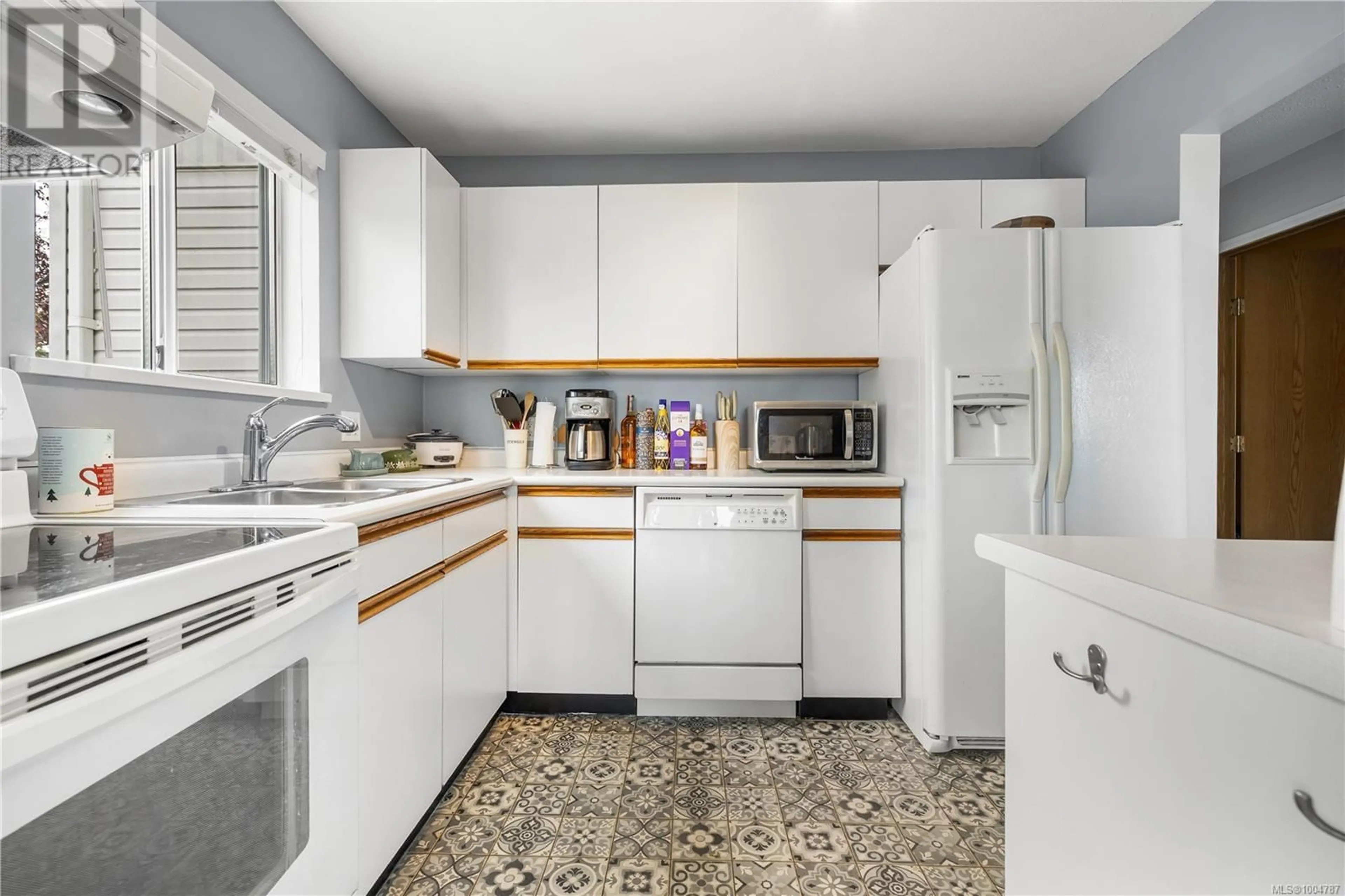 Standard kitchen, ceramic/tile floor for 4 - 695 UPLAND DRIVE, Campbell River British Columbia V9W2A7