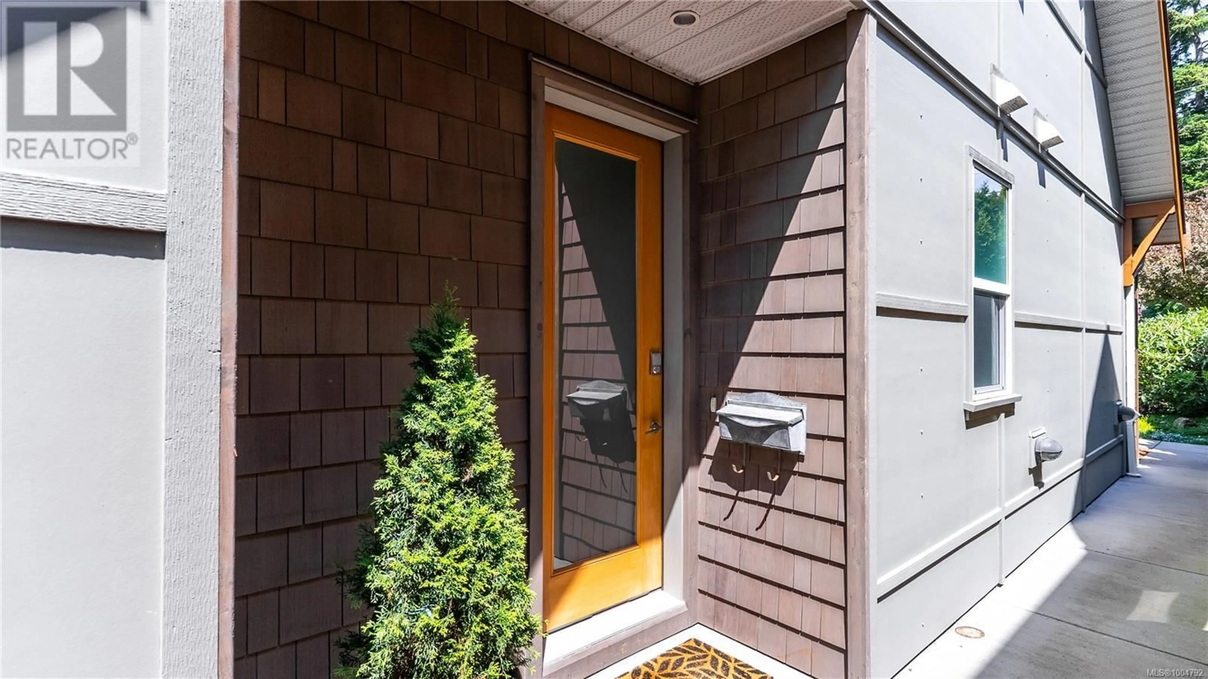 Indoor entryway for 450 ADMIRALS ROAD, Esquimalt British Columbia V9A2N1