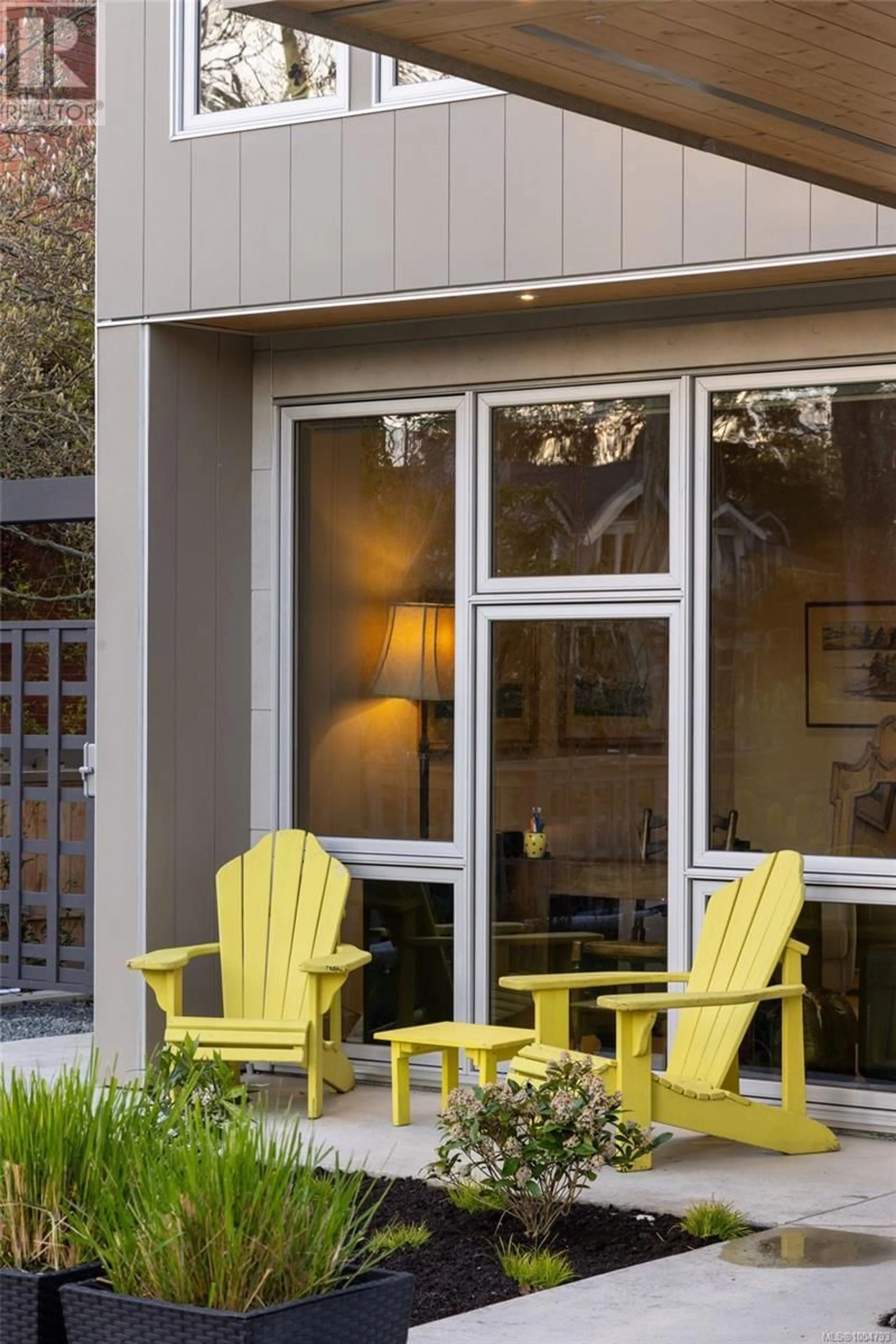 Home with vinyl exterior material, street for 855 RUNNYMEDE PLACE, Oak Bay British Columbia V8S2V8