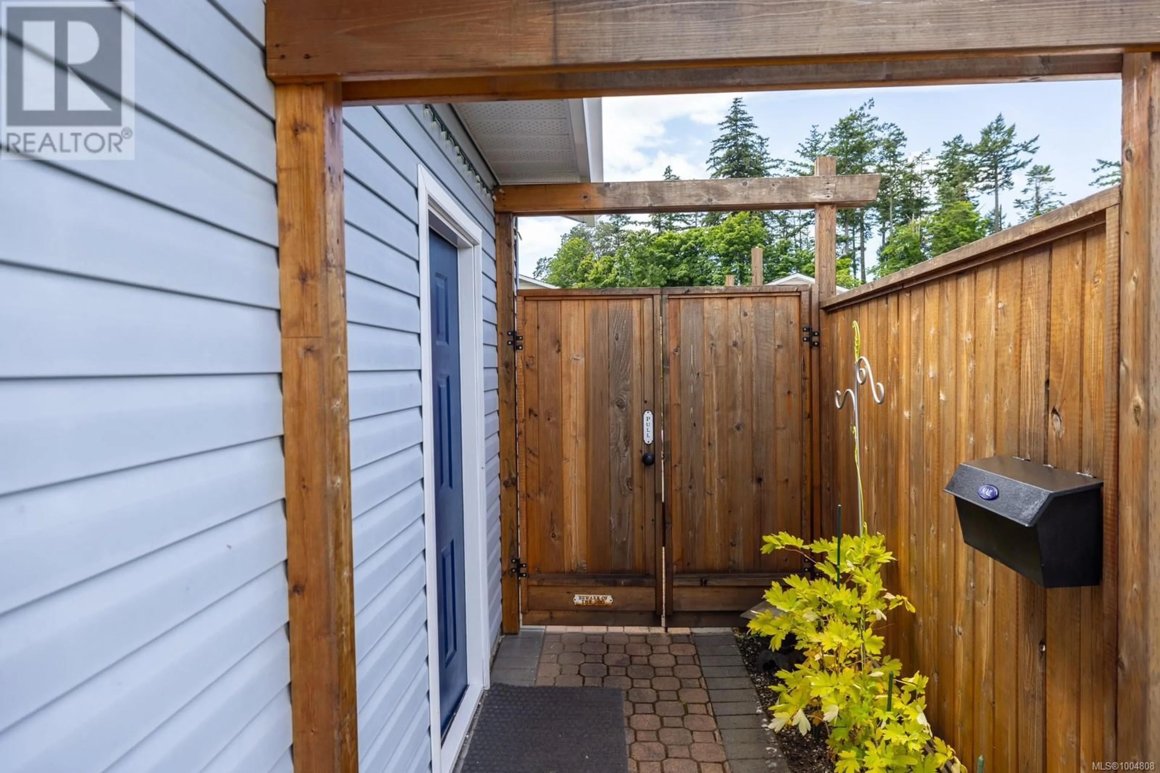 Patio, street for 61 SALMON COURT, View Royal British Columbia V9A7M2